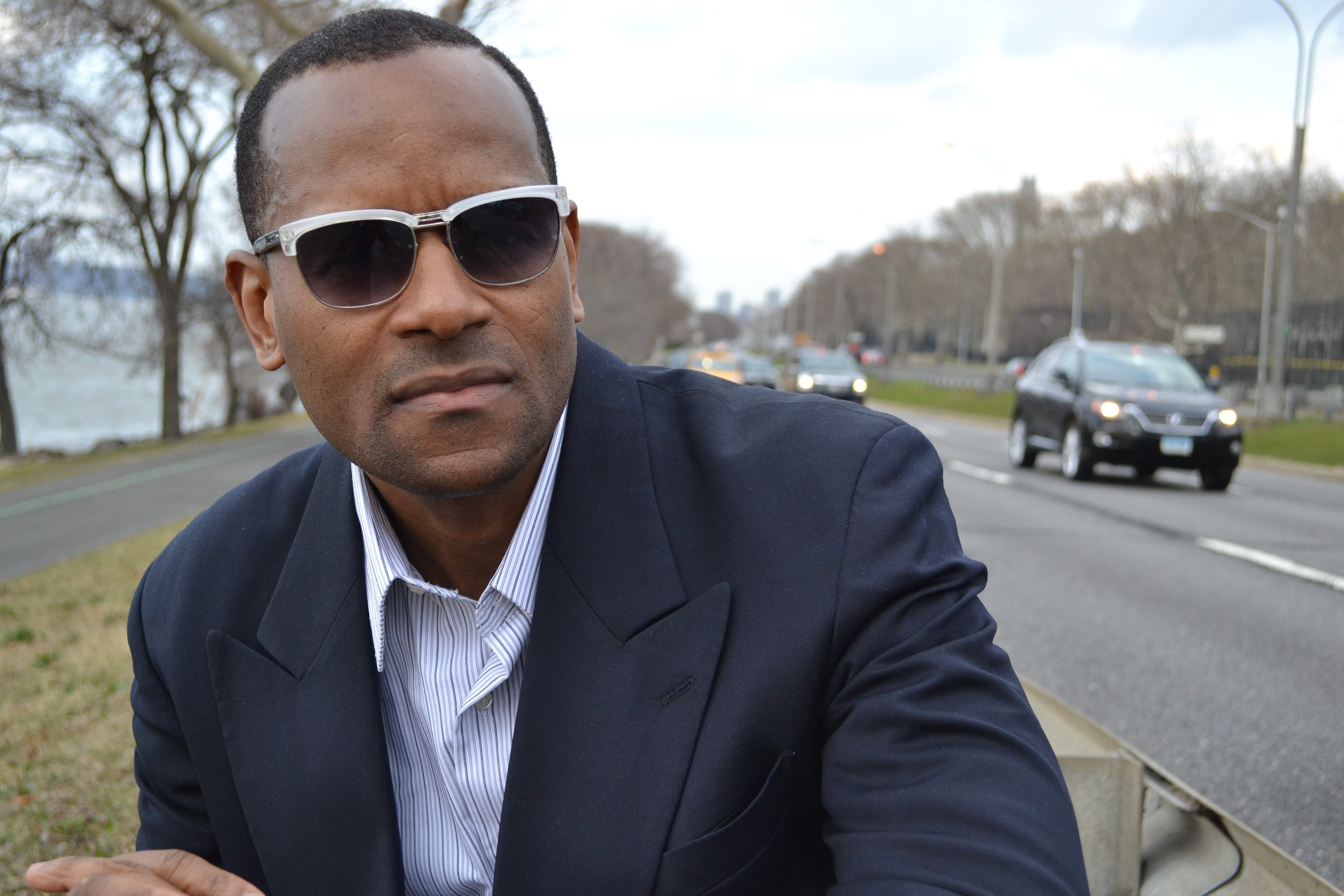 stranded, face, blue, dark, new york city, black shades, sitting, business attire, serious, transportation, adult, men, attractive, looking at camera, wearing, HD Wallpaper
