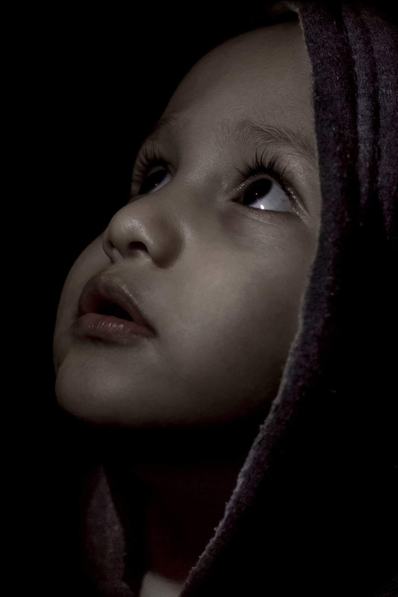 close-up, women, indoors, innocence, looking away, hood - clothing, girls, studio shot, body part, child, females, black background, looking, childhood, Phone HD Wallpaper
