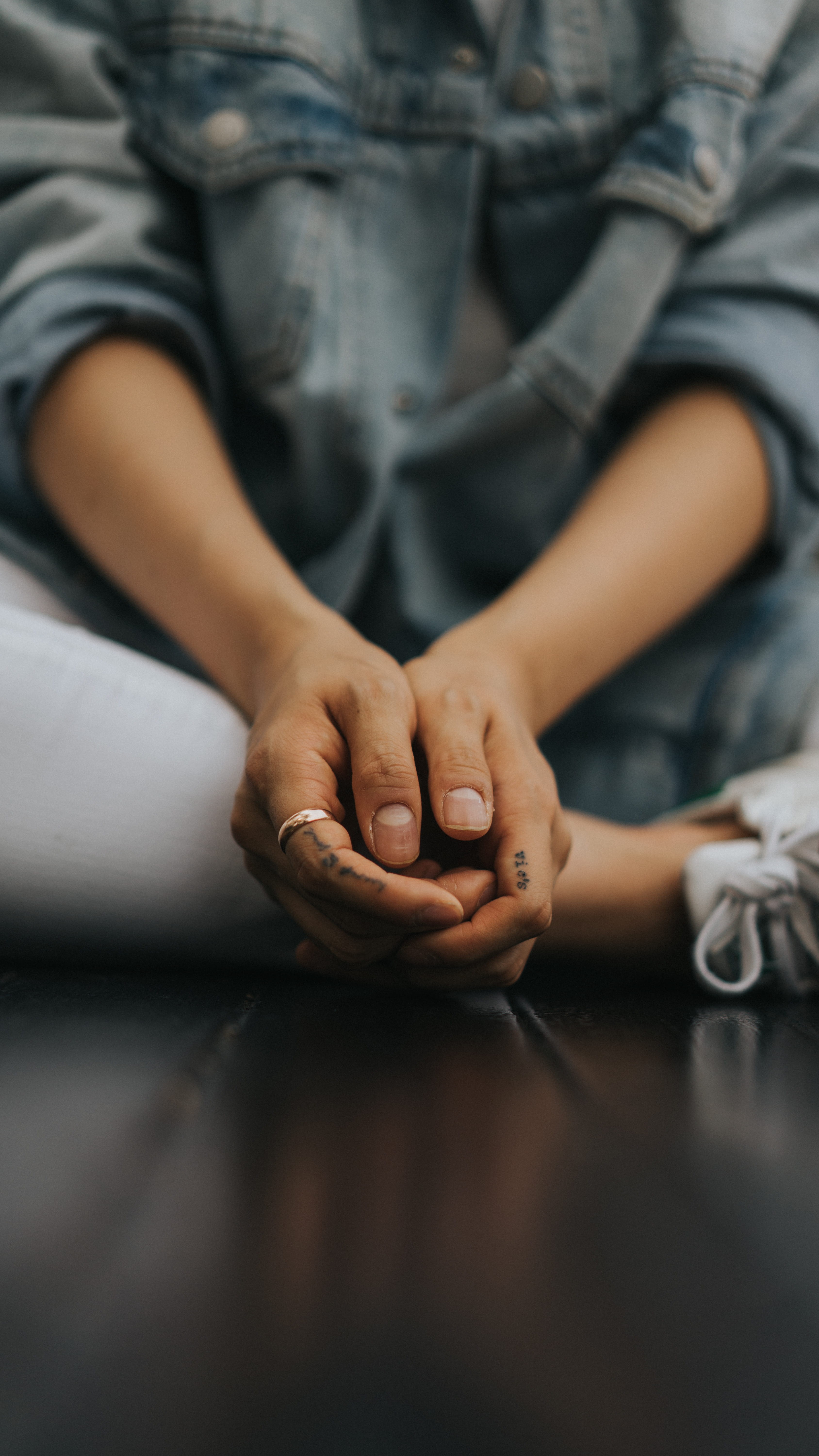 black, hands clasped, midsection, real people, sitting, leisure activity, selective focus, human hand, women, childhood, human, face, working out, 5K, Phone HD Wallpaper