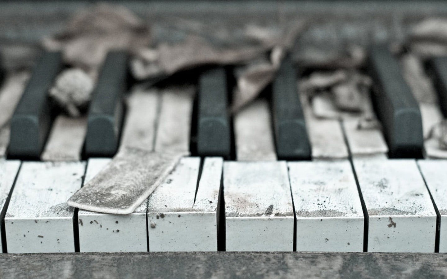 piano key, music, metal, no people, keys, abandoned, focus on foreground, damaged, equipment, high angle view, day, 720P, indoors, broken, full frame, HD Wallpaper