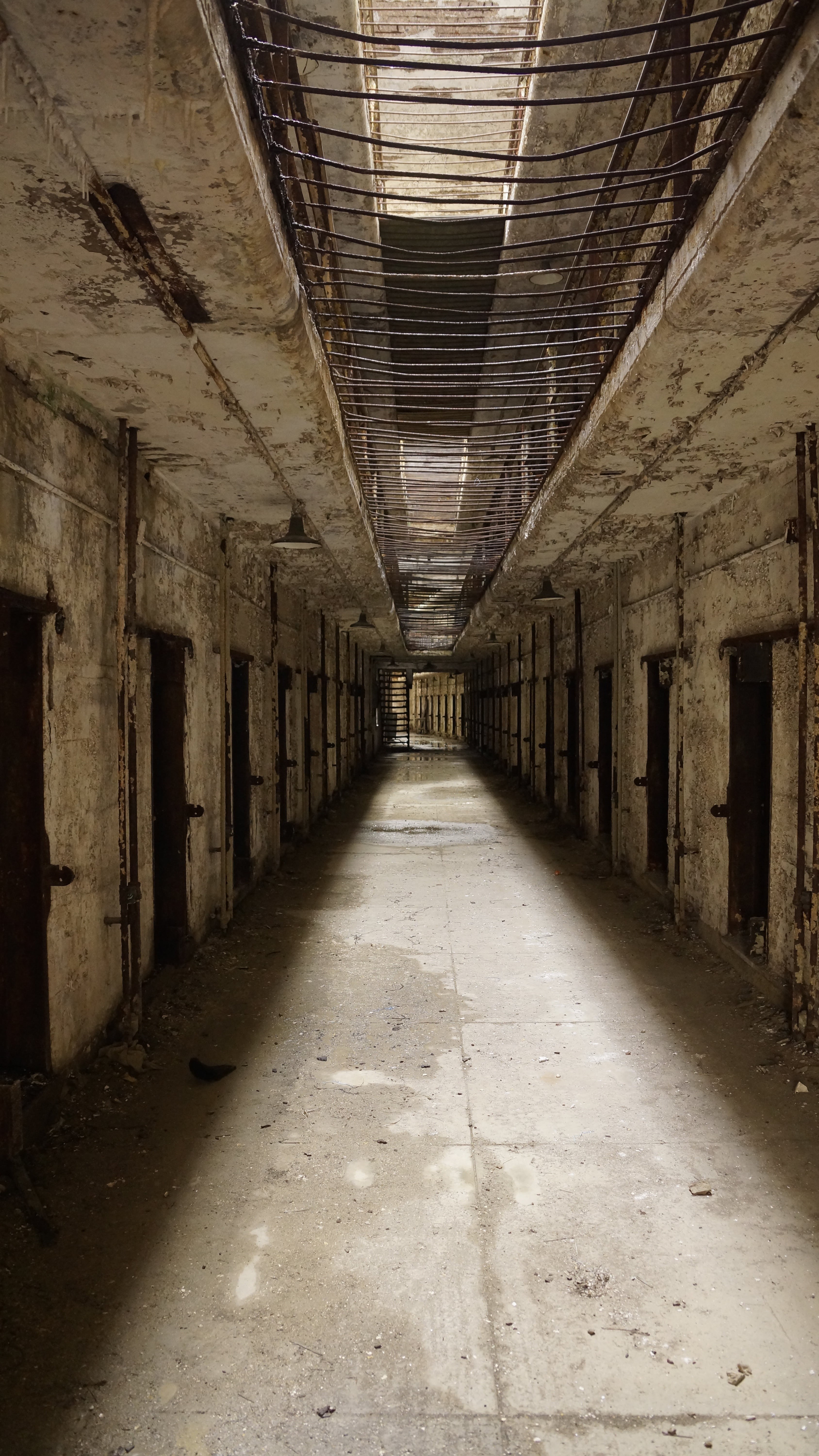 5K, doors, dark, old, dirty, day, brown, long, built structure, absence, architectural column, prison, derelict, the way forward, direction, arcade, punishment, Phone HD Wallpaper