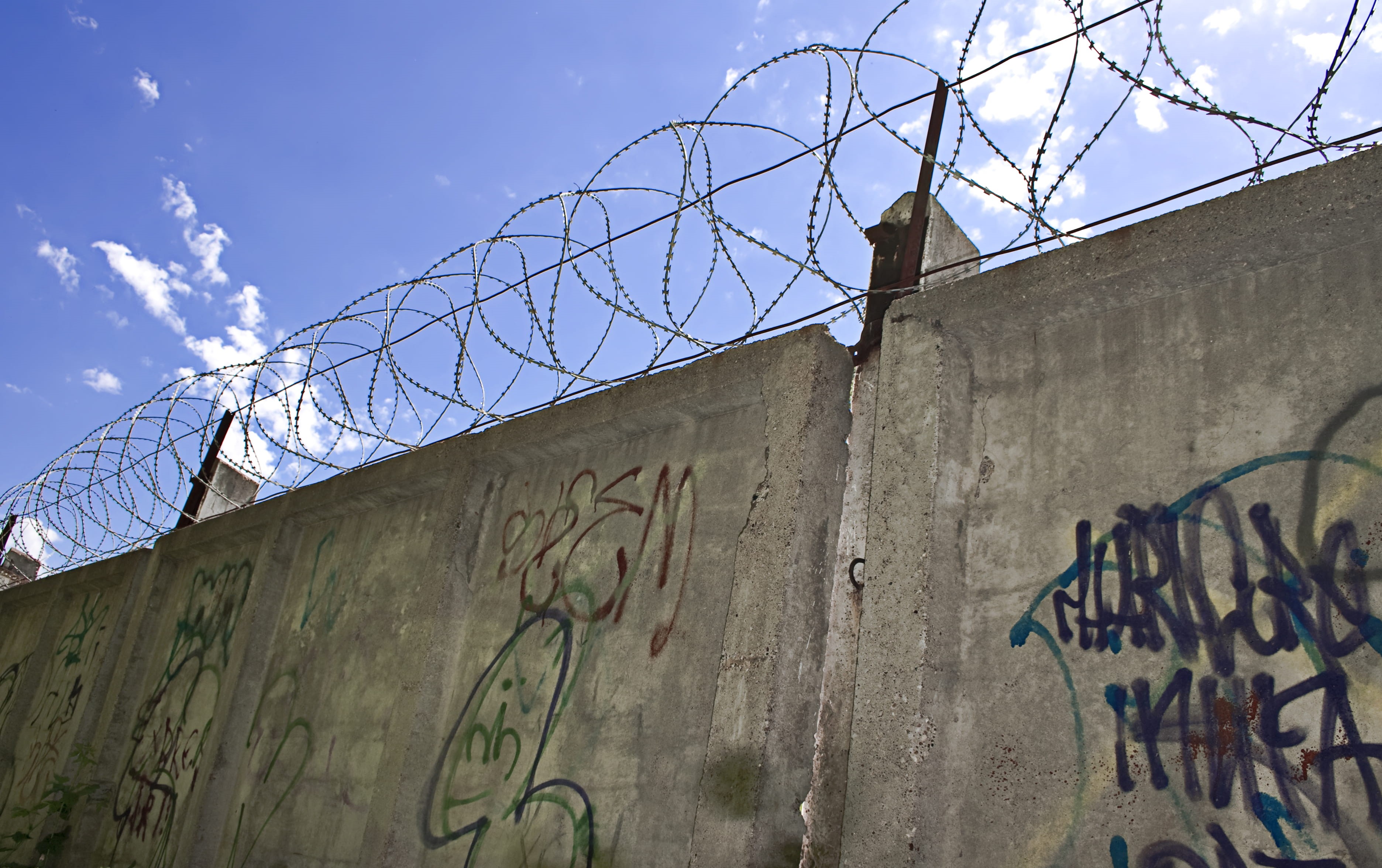 creativity, jail, graffiti, prevent, enclose, safety, background, protection, wire, nobody, military, criminal, dom, architecture, lock, fence, border, HD Wallpaper