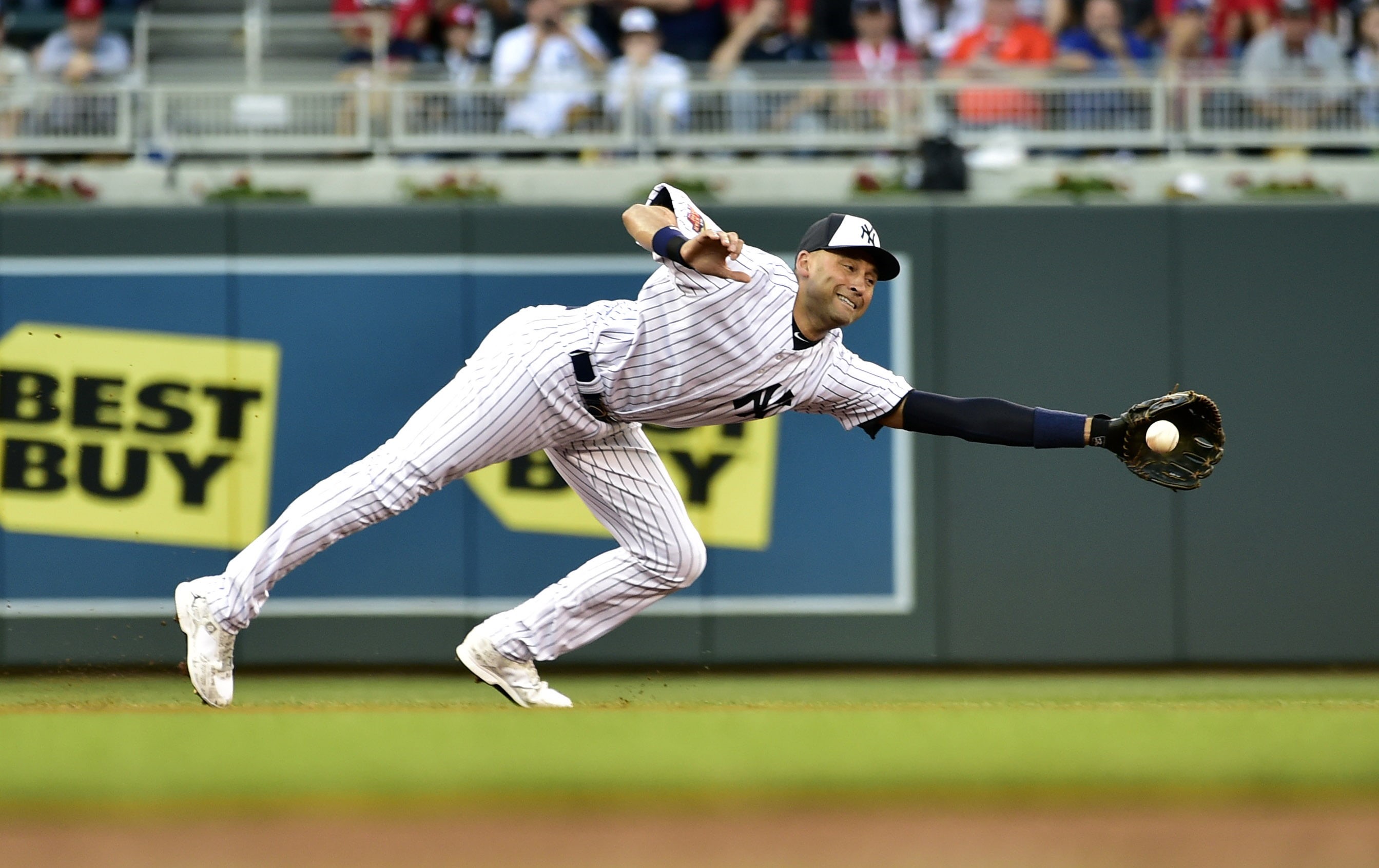 leisure Games, lifestyles, real people, sports Uniform, action, outdoors, sports clothing, mlb, young Adult, sportsman, full length, motion, one Person, HD Wallpaper