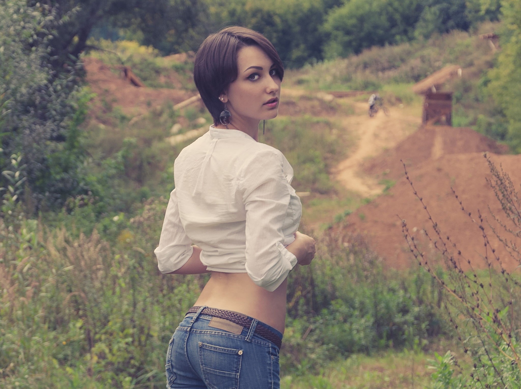 portrait, jeans, beautiful woman, women, looking back, one person, 1080P, casual clothing, brunette, women outdoors, shirt, real people, hairstyle, model, HD Wallpaper