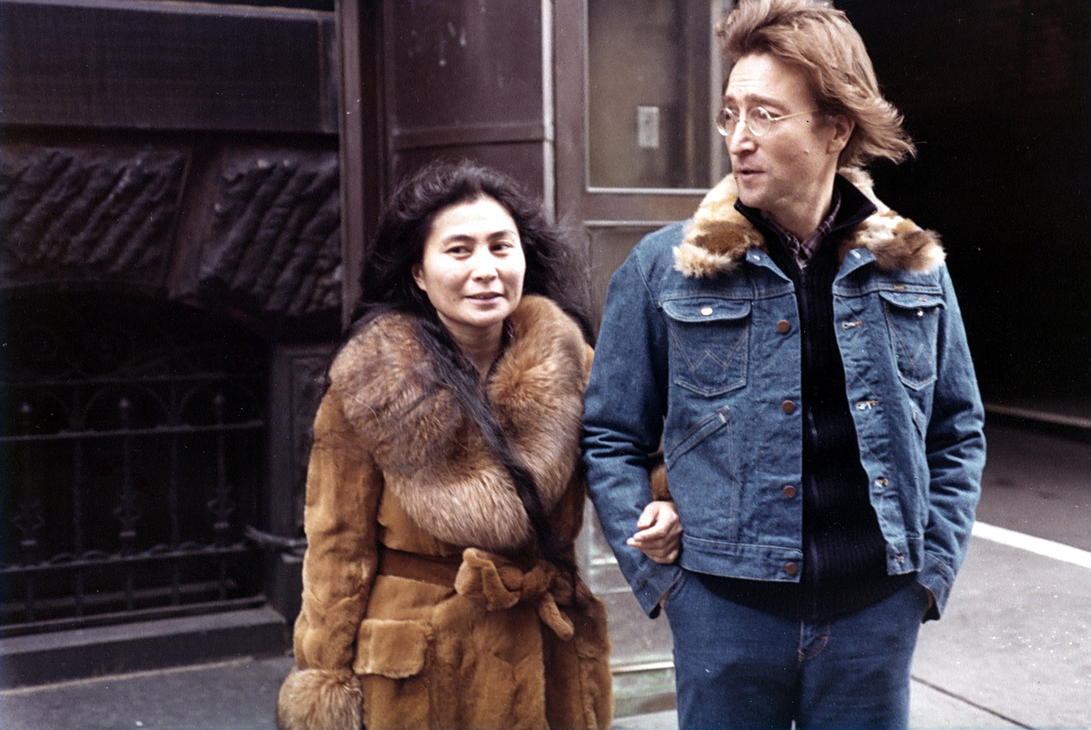 singer, couple, coats, women, film grain, men, New York City, Yoko Ono, John Lennon, street, USA, glasses, 2K, building, legend, musician, jeans, HD Wallpaper