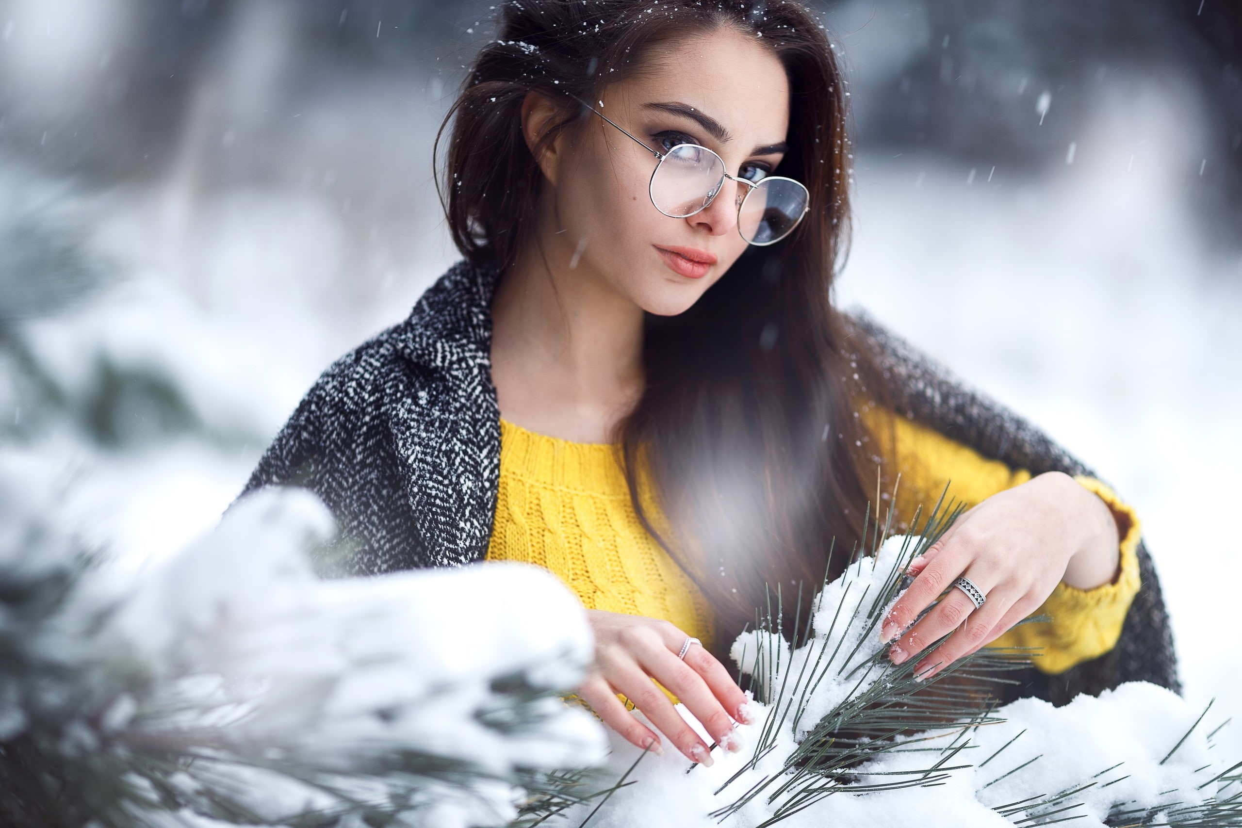 women outdoors, portrait, snow, pine trees, bokeh, brunette, model, women with glasses, sweater, coats, looking at viewer, glasses, snowing, outdoors, depth of field, HD Wallpaper