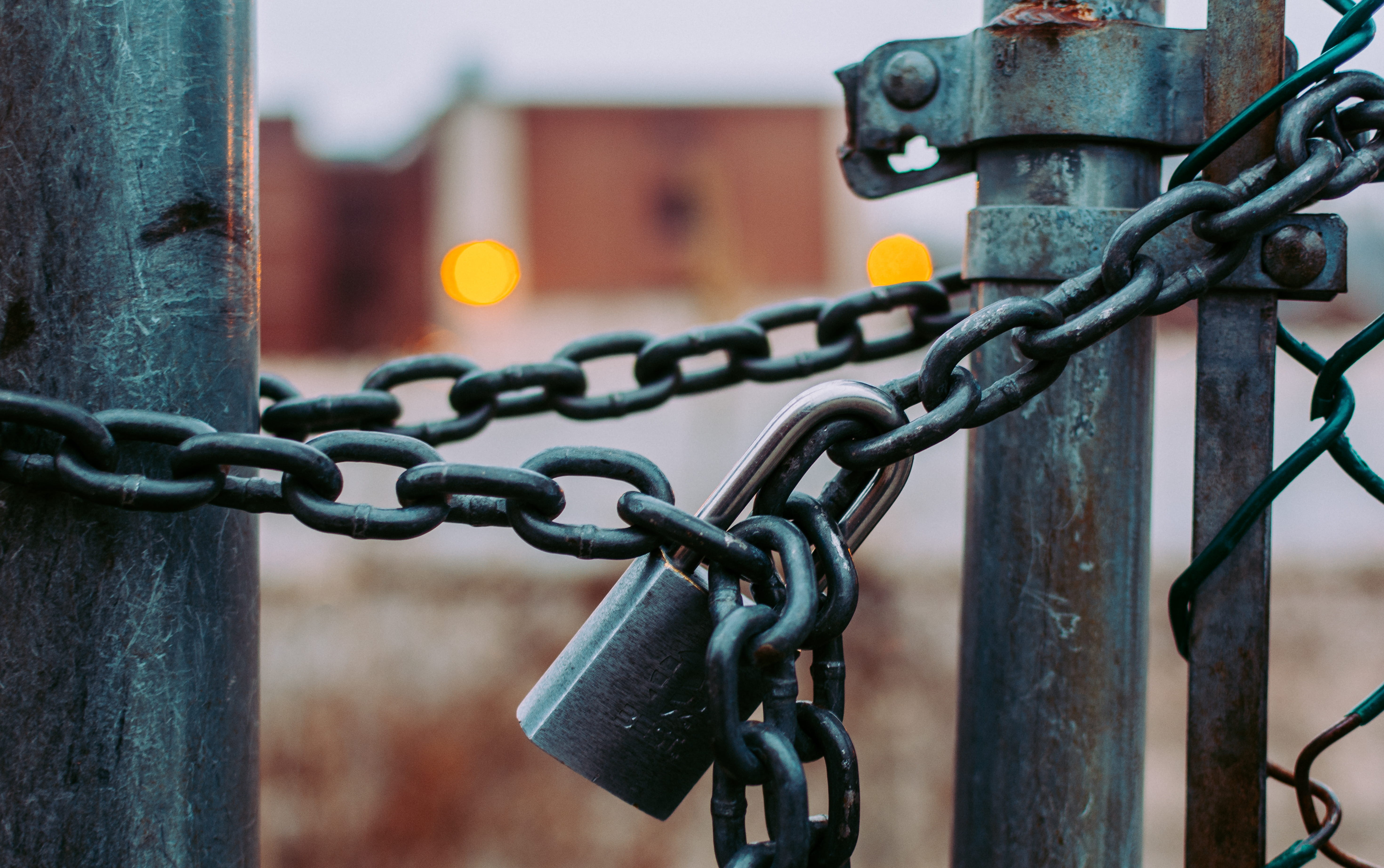 security, connection, built structure, old, outdoors, fence, day, gate, Chained, macro, safety, photography, mesh, focus on foreground, boundary, 5K, padlock, HD Wallpaper
