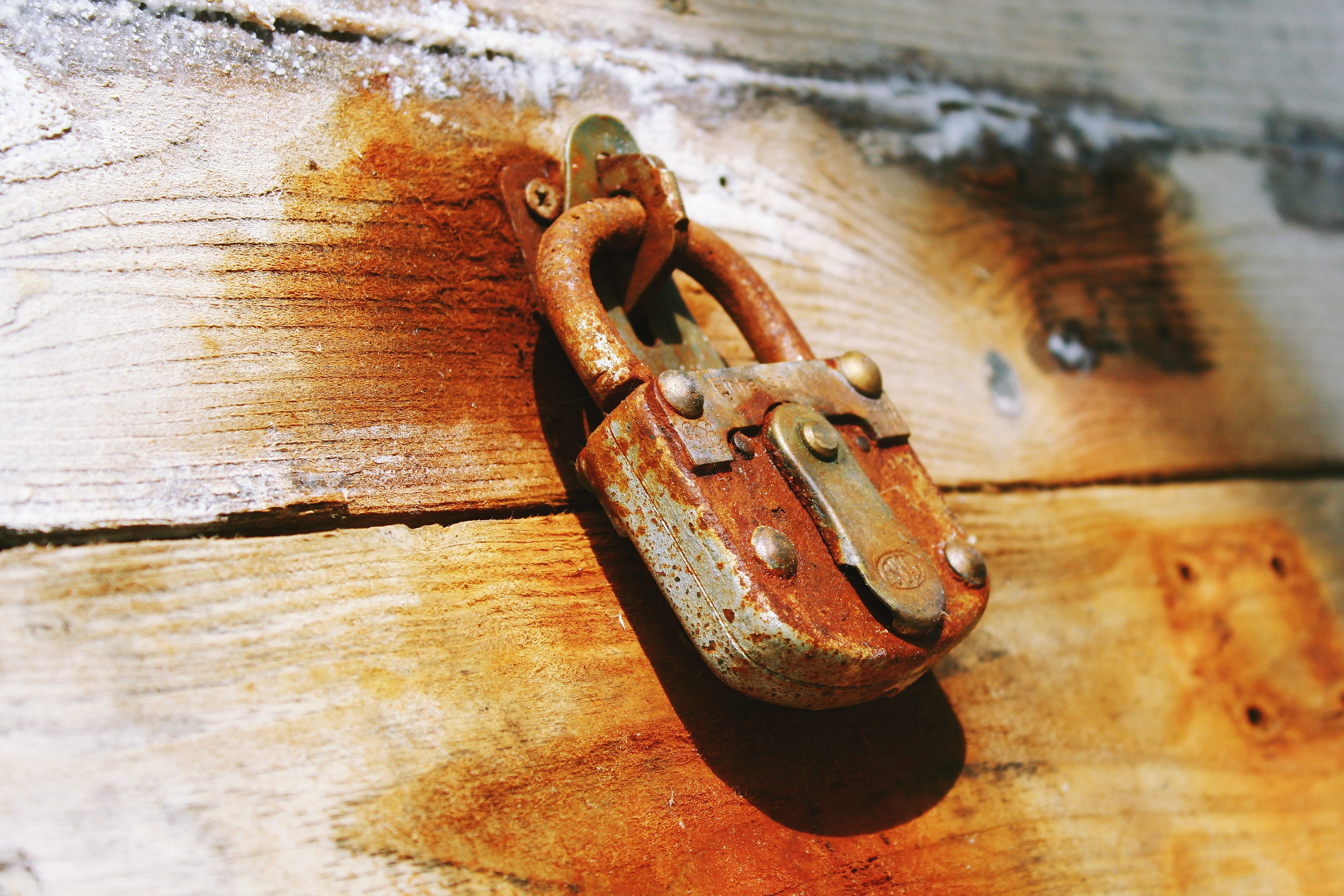 old, locked, protection, lock, protect, wooden, run-down, dirty, outdoors, weathered, chain, iron - metal, connection, bolt, rust, stainless, rustic, closed, HD Wallpaper