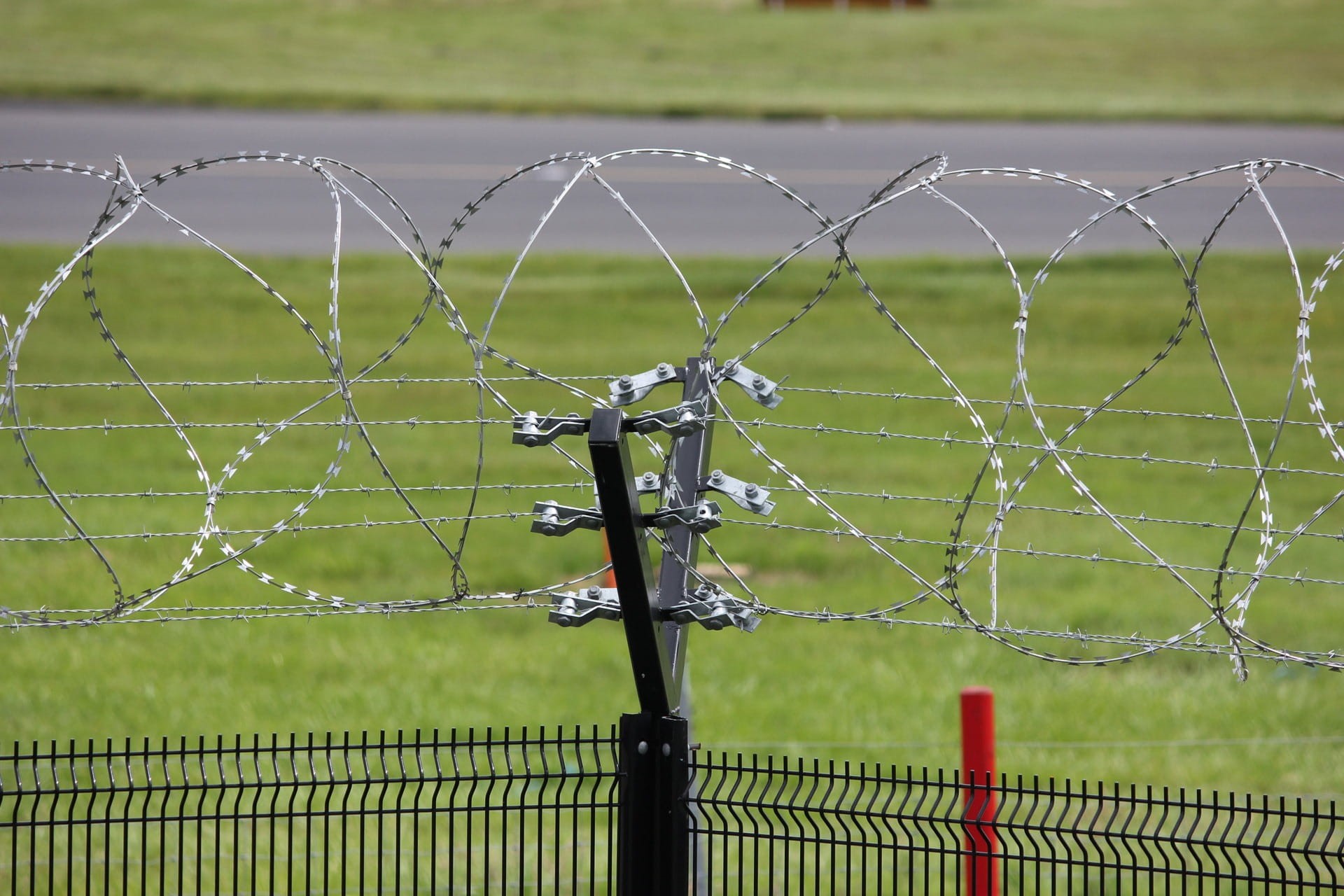 razor, focus on foreground, no people, prevent, perimeter, defense, barrier, forbidden, day, enclose, fence, guard, criminal, system, shock, crime, Security, HD Wallpaper