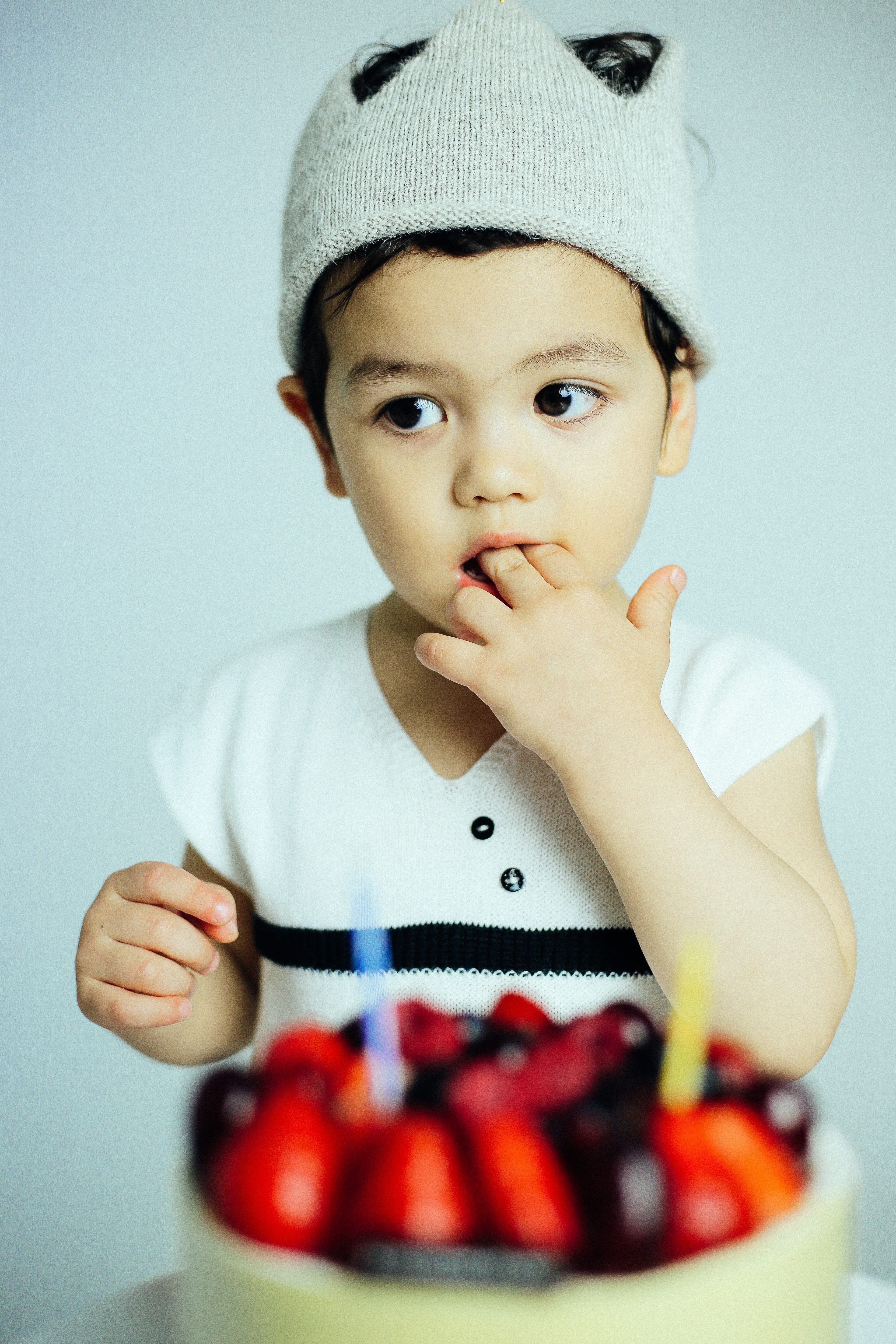 boys, king, boy, food, portrait, little prince, cute, front view, beanie, 생일축하케이크, innocence, cake, toddler, food and drink, hand in mounth, real people, Phone HD Wallpaper