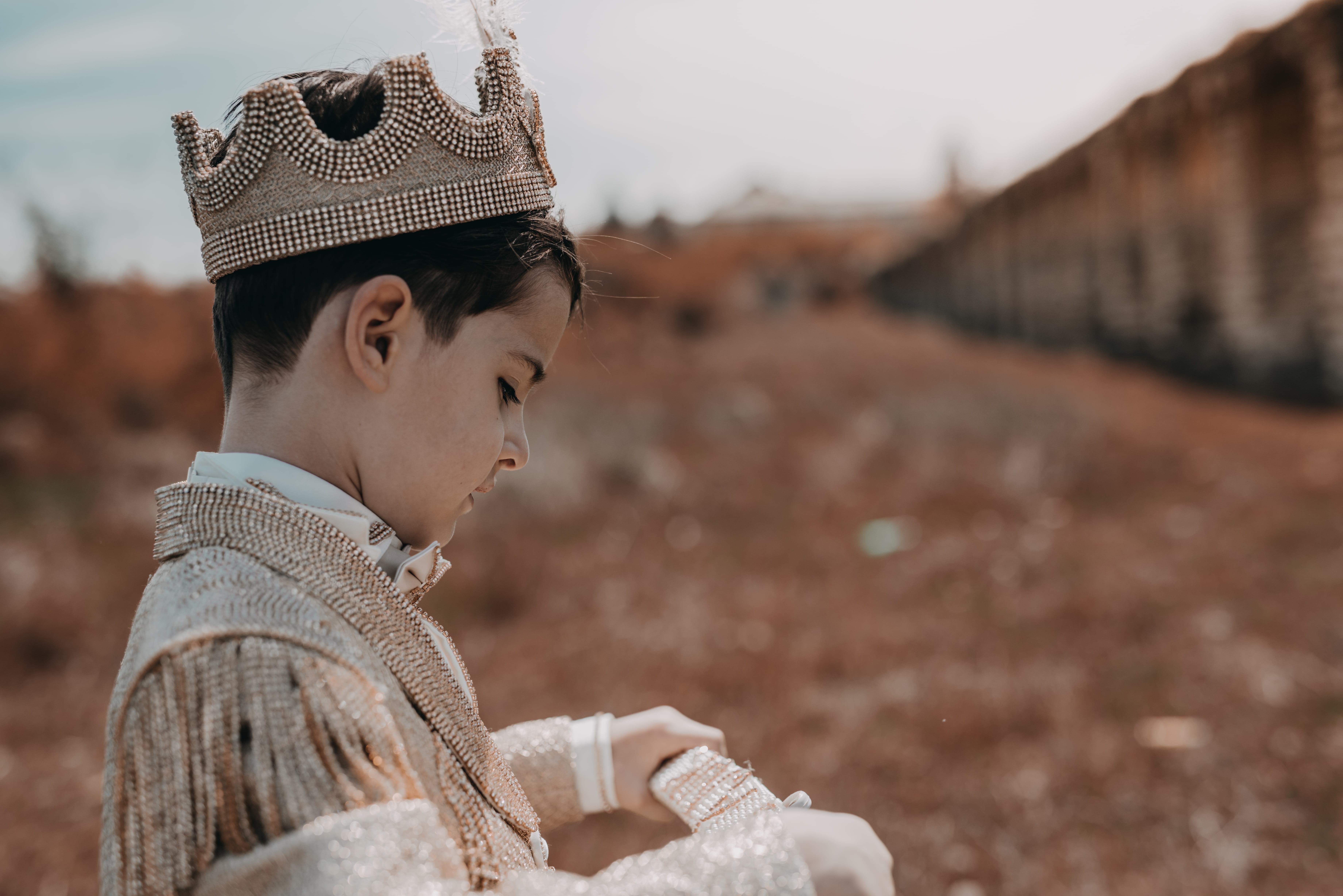 lifestyles, landscape, photoshoot, boys, innocence, day, childhood, contemplation, males, side view, costume, one person, wearing, prince, outdoors, king, HD Wallpaper