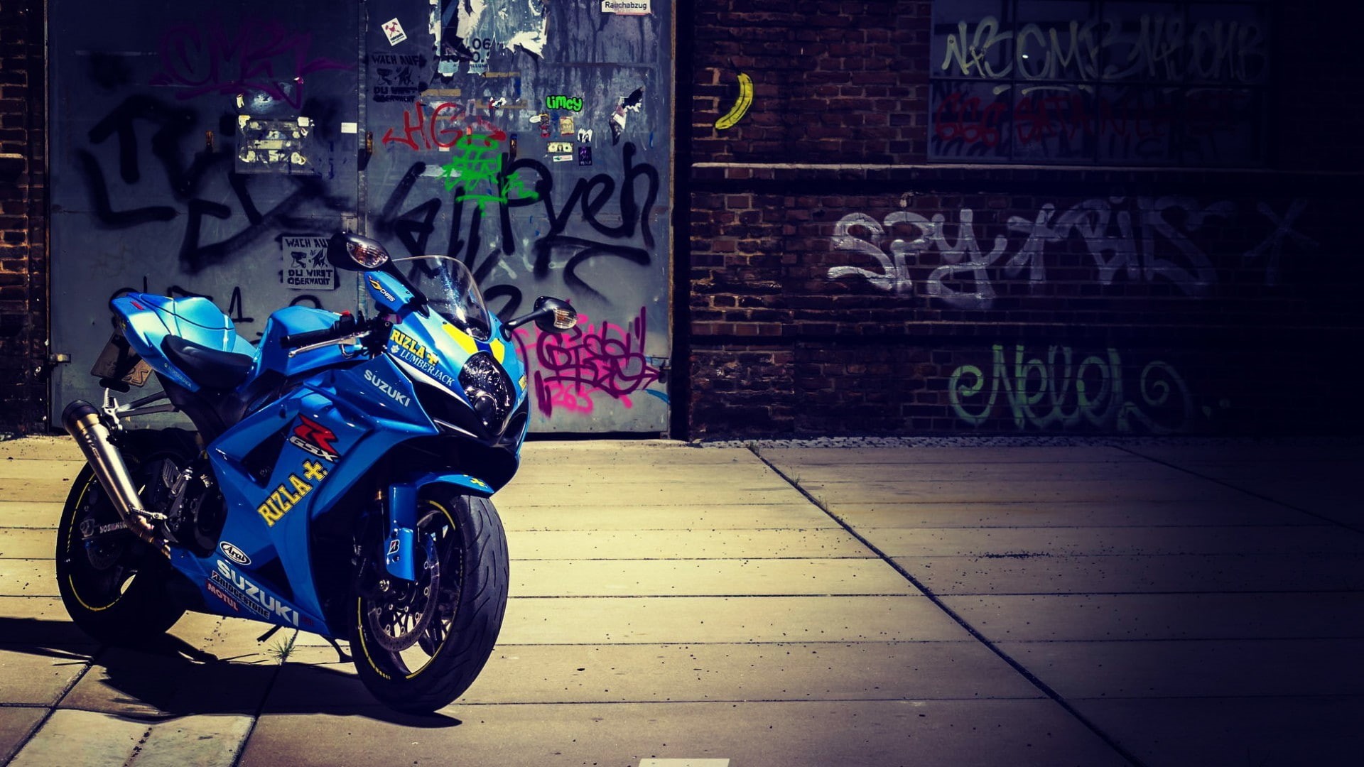 blue, stationary, built structure, urban, city, graffiti, sports, no people, art and craft, wall - building feature, building exterior, motorcycle, number, HD Wallpaper