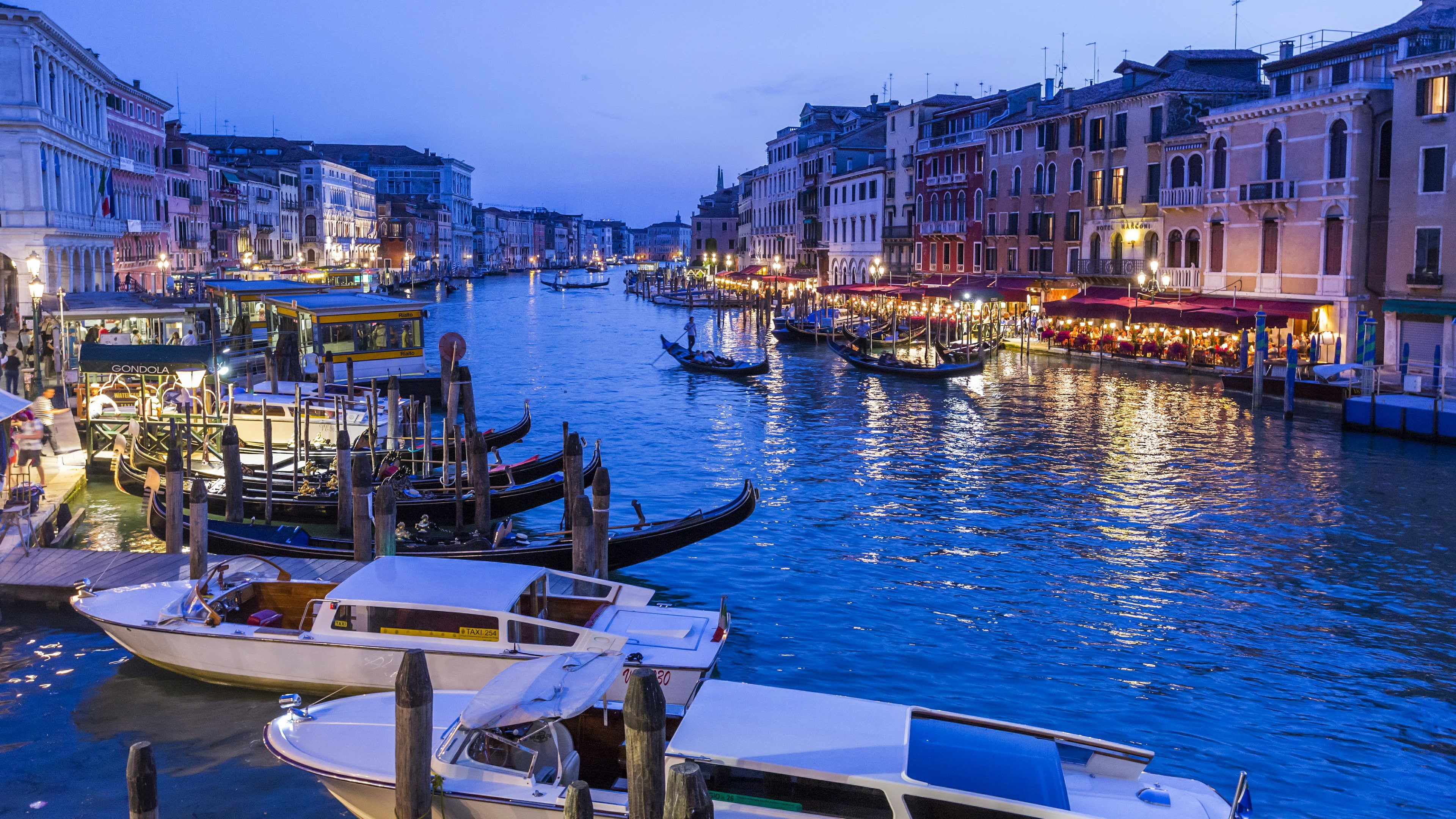 europe, italy, boat, grand canal, cityscape, venice, canal, dusk, 4K, boats, evening, blue hour, gondola, HD Wallpaper