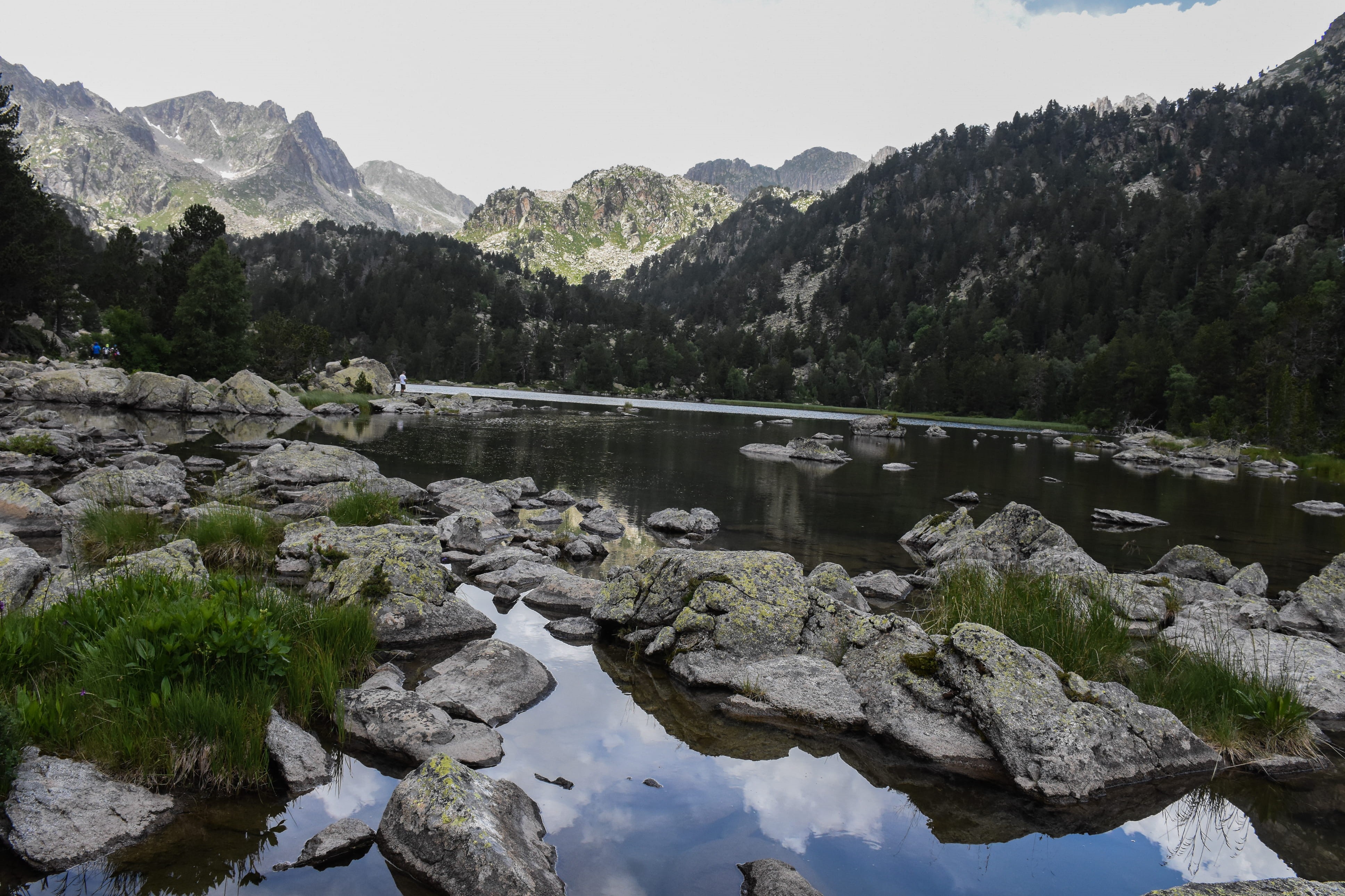 agua, rock, verde, non-urban scene, pirineos, nature, natruleza, rock - object, 4K, outdoors, water, tranquil scene, lake, tranquility, lago, mountain, HD Wallpaper