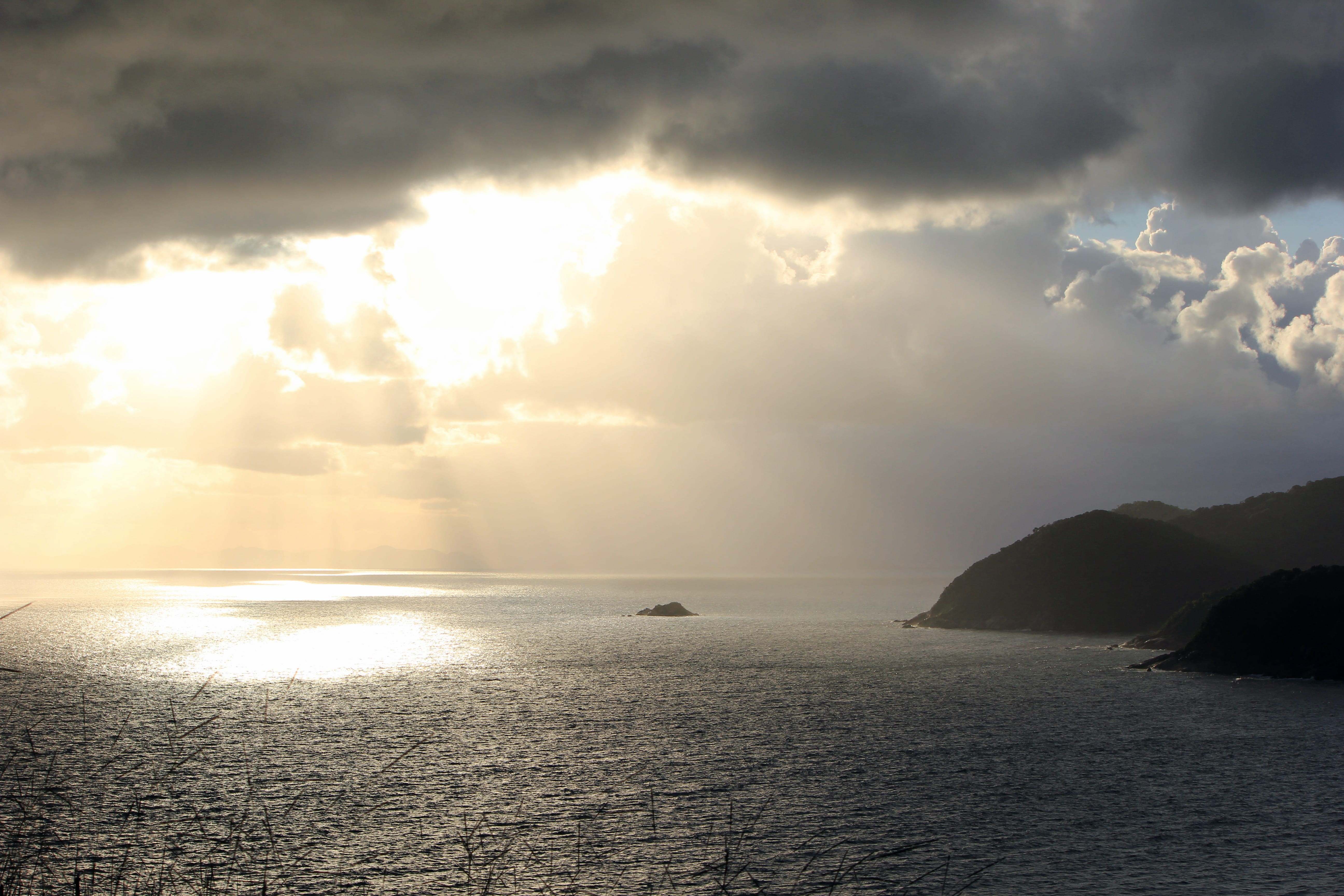 cloud - sky, 5K, idyllic, praia do una, tranquil scene, sea, beach, horizon, tranquility, beauty in nature, brazil, grey, sky, clouds, outdoors, sun, sunbeam, HD Wallpaper