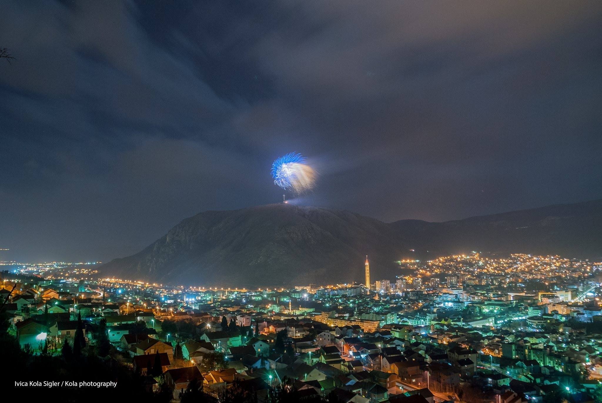 cityscape, smoke - physical structure, fireworks, outdoors, architecture, Bosnia, crowded, mountain, city lights, Bosnia and Herzegovina, night, cloud - sky, HD Wallpaper