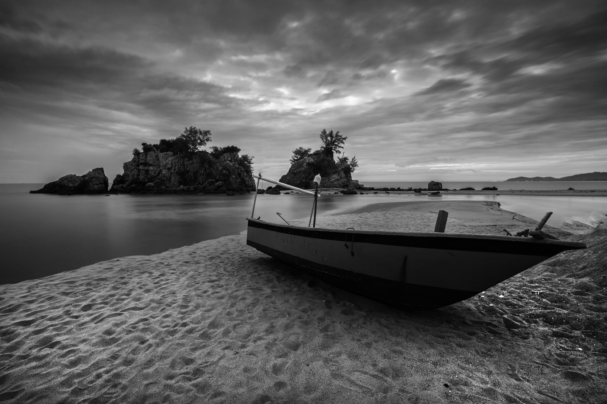 sand, fishing boat, beauty in nature, stones, peaceful, rocks, clouds, oceanside, idyllic, calm, watercraft, transportation, sky, oceanshore, trees, seashore, HD Wallpaper