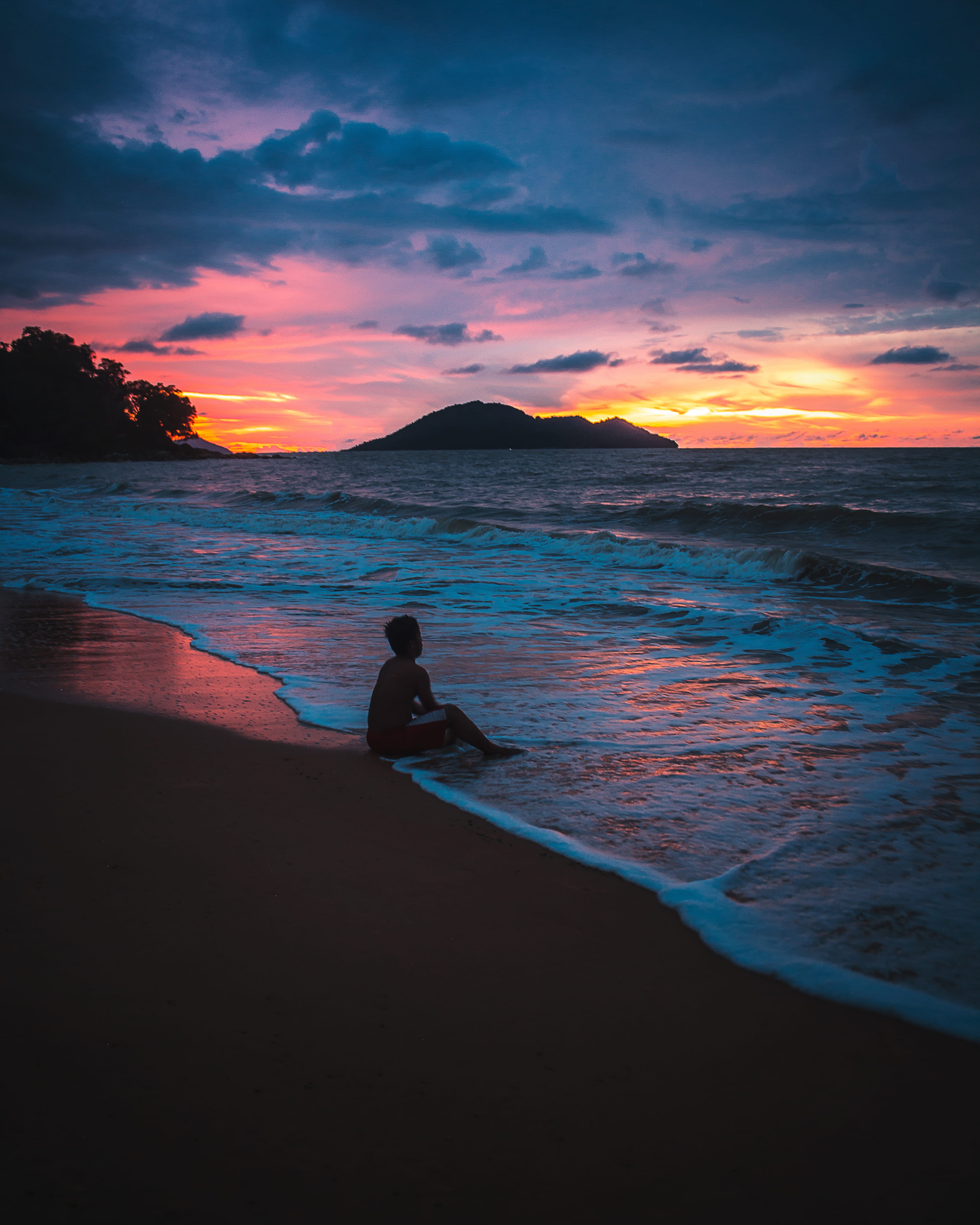 oceanside, sky, seascape, tranquility, tranquil scene, water, peaceful, ocean, seashore, seaside, sea, beauty in nature, tranquil, waves, one person, person, Phone HD Wallpaper