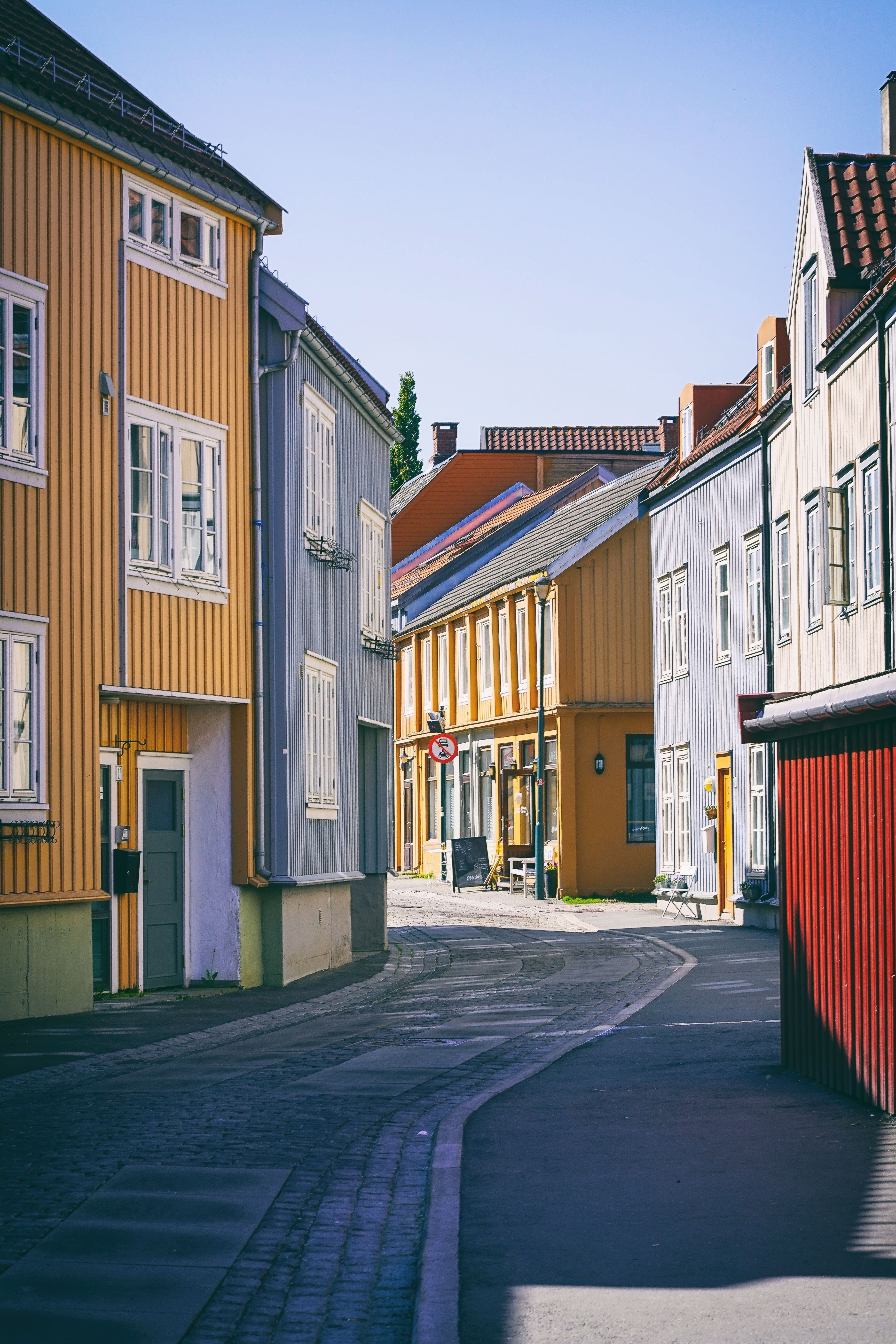 urban, street, window, house, direction, nature, tarmac, asphalt, door, sky, path, town, pavement, color, trondheim, handrail, banister, architecture, houses, Phone HD Wallpaper