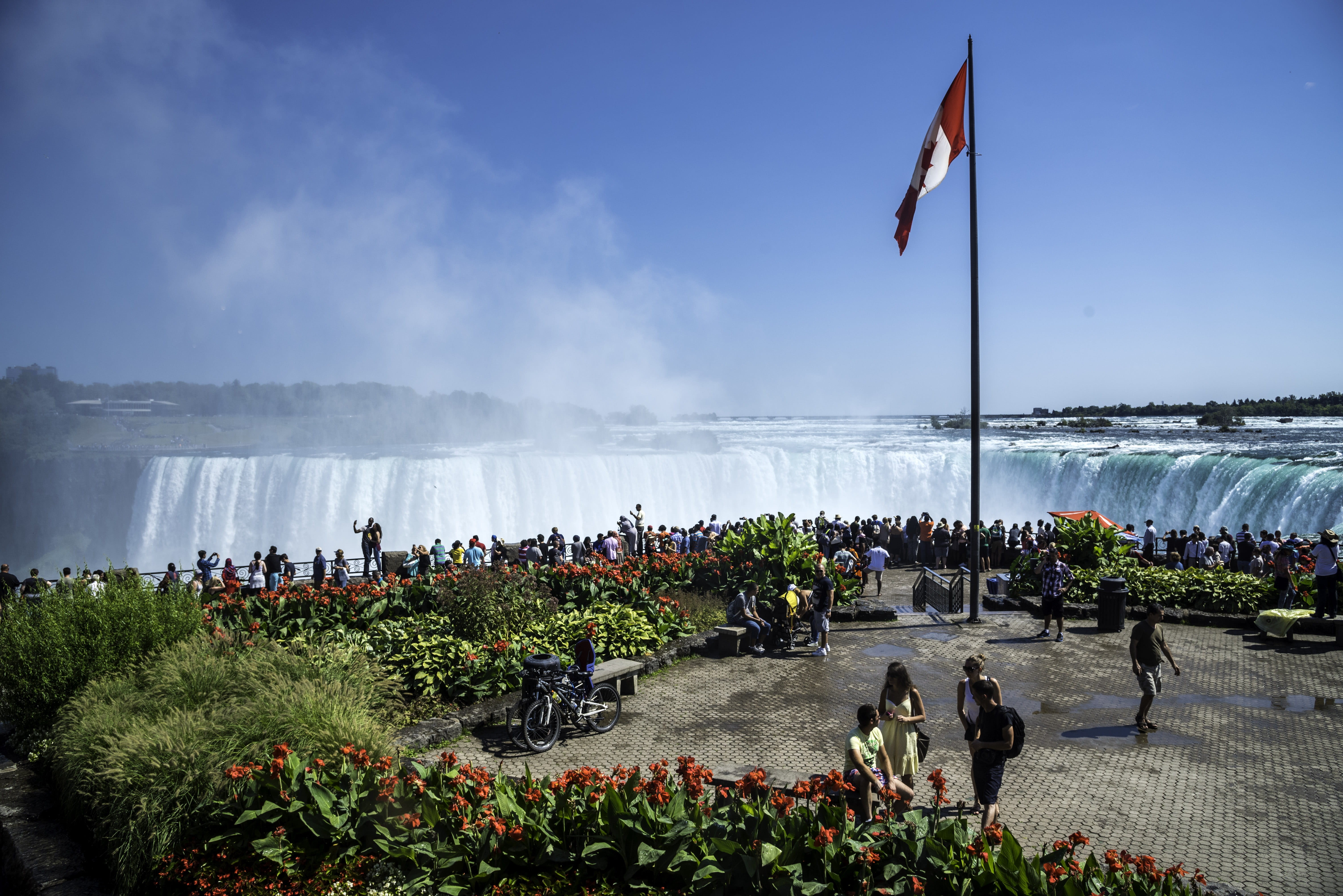 flag, women, real people, water, public domain, men, falls, Ontario, sky, lifestyles, Canada, niagara, large group of people, outdoors, day, patriotism, HD Wallpaper