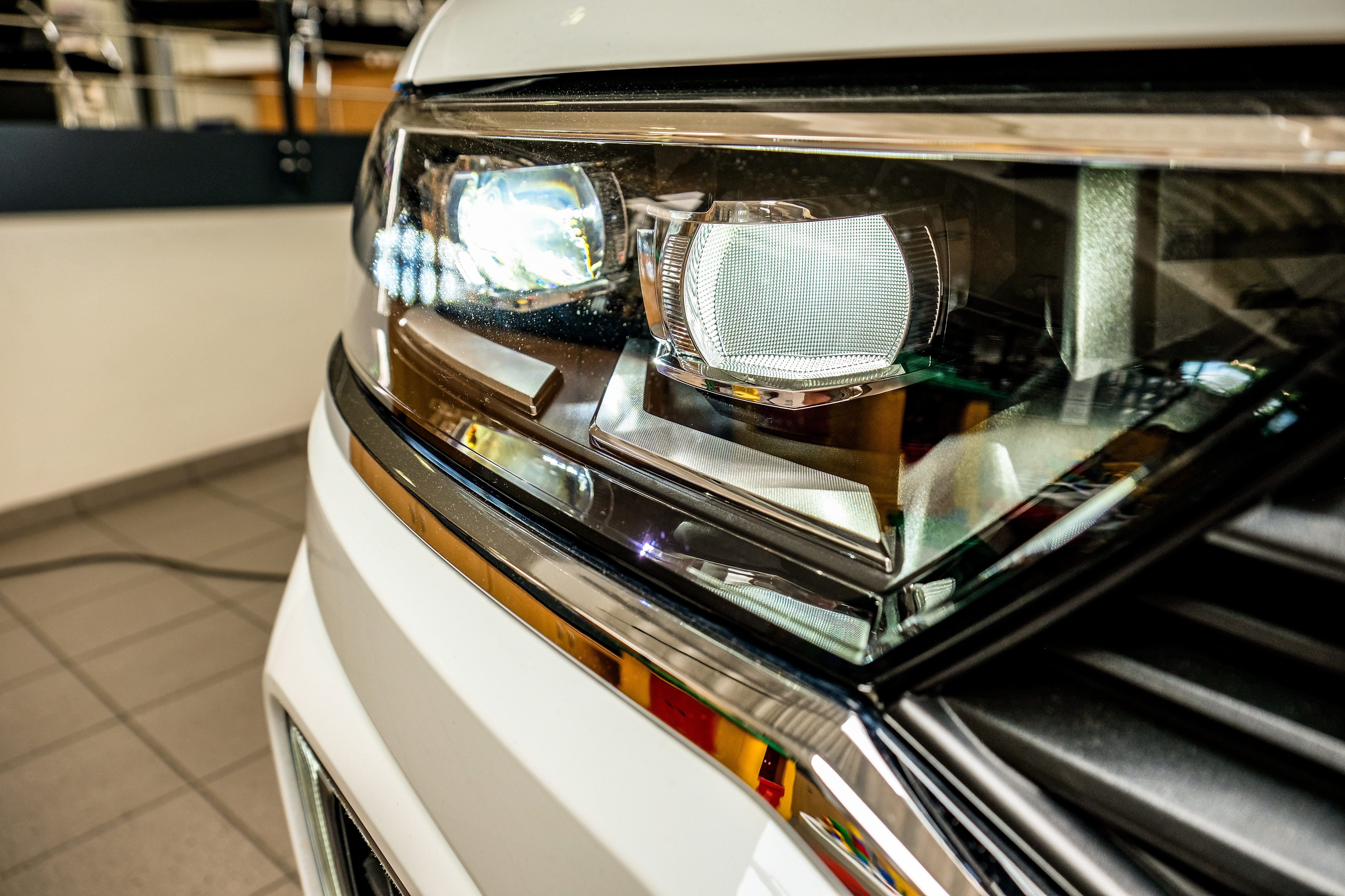 suv, no people, metal, 5K, indoors, passengers cars, automotive, land vehicle, car, focus on foreground, day, light, chrome, pkw, headlight, silver colored, HD Wallpaper