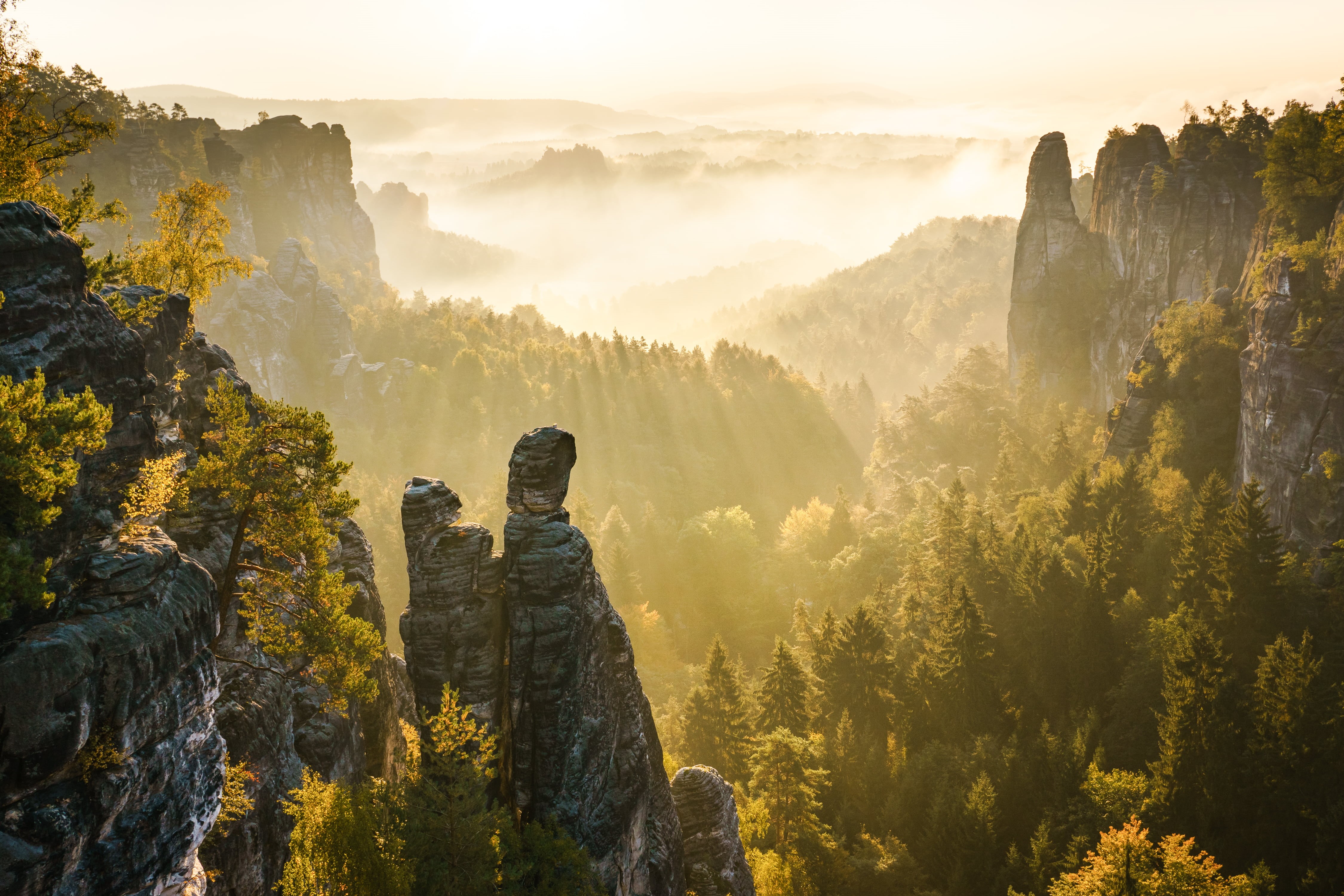 Fog, rock - Object, outdoors, Land, green, view, green mountain, Adventure, mountain Peak, Herbst, Sunrays, scenics, beauty In Nature, der, Bäume, 4K, HD Wallpaper