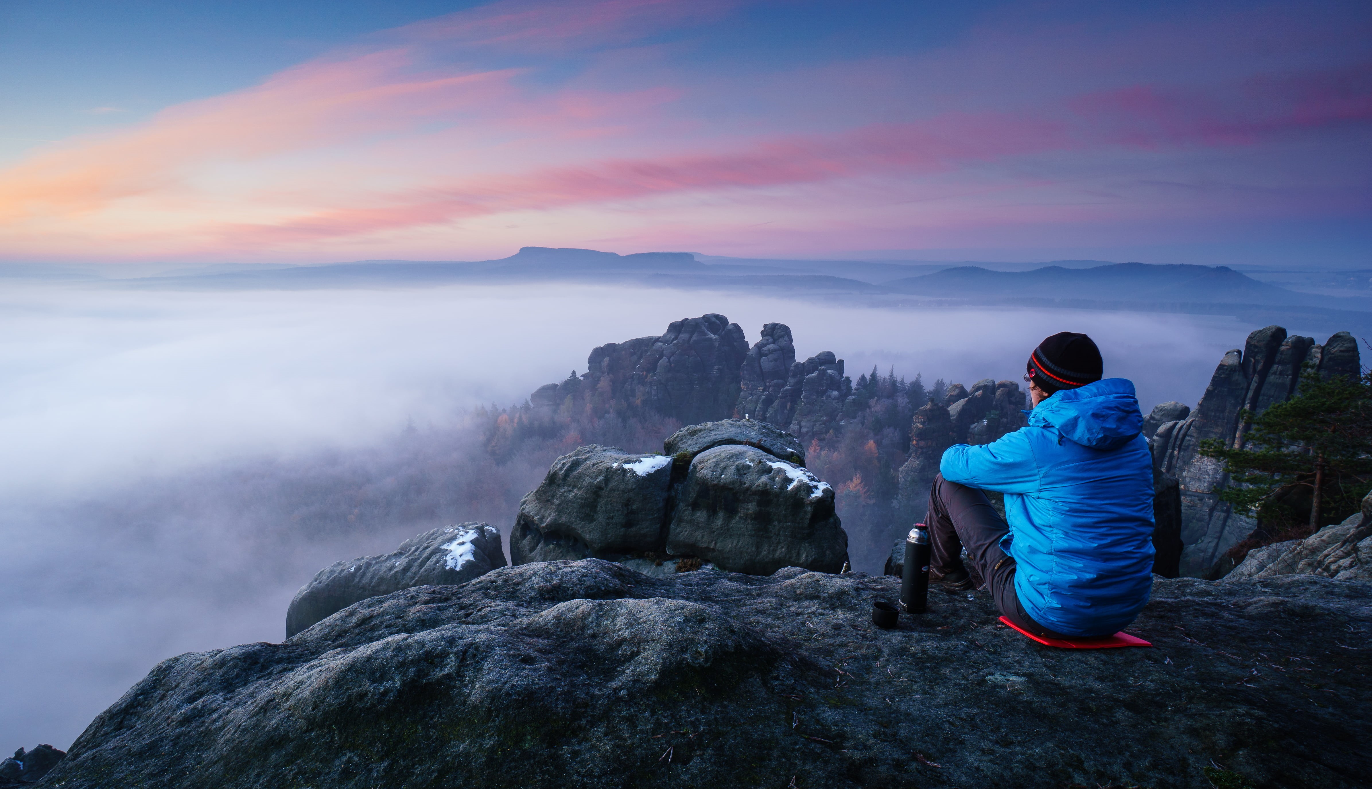 mountain Peak, adventure, Landscape, Nebel, Frost, 4K, Clouds, Cold  Tea, mountain, jacket, sitting, Colors, Natur, hiking, Farben, rocky mountain, rocky, HD Wallpaper