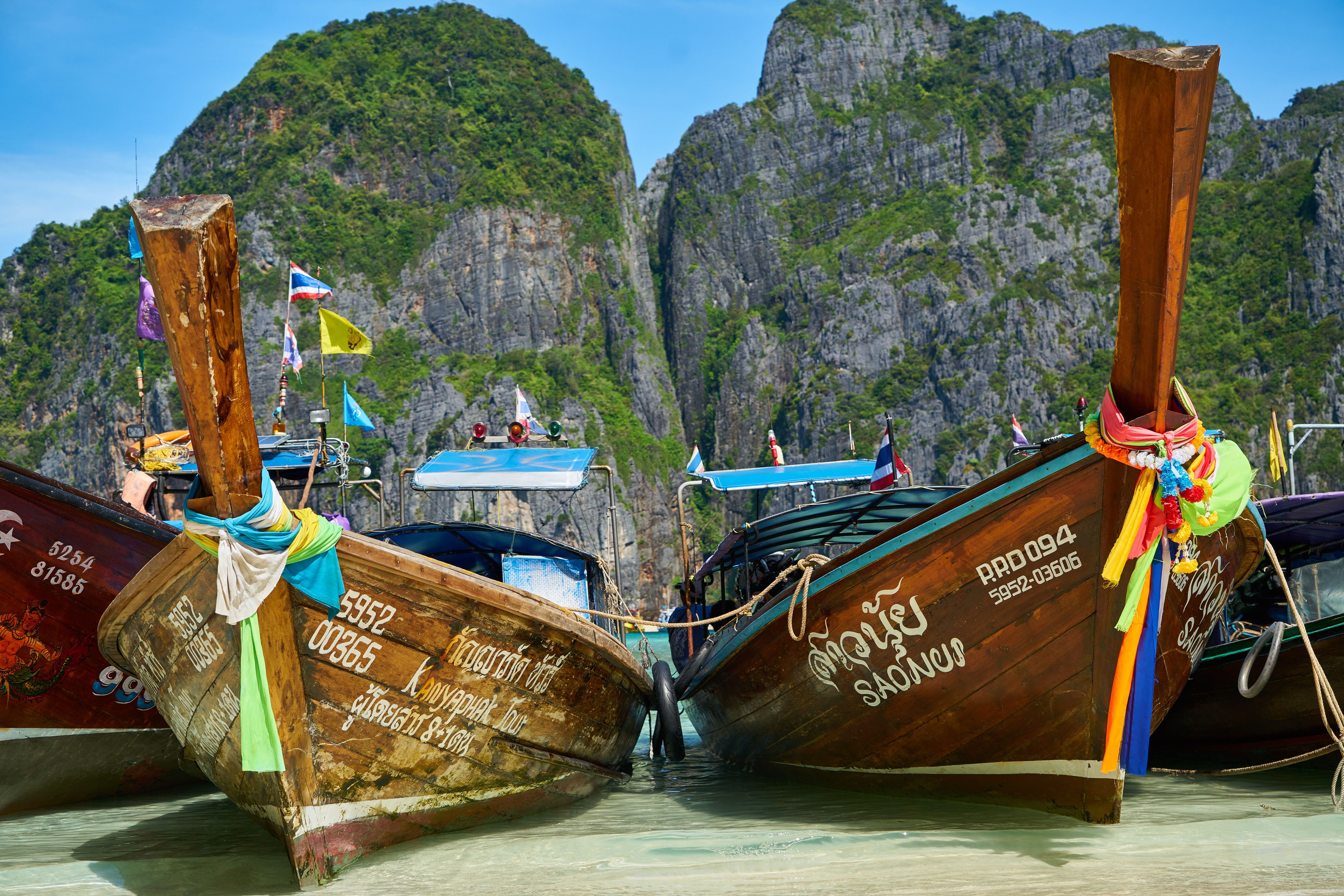 day, island, travel Destinations, 4K, Boats, cultures, asia, vacations, tree, rock, rock formation, coast, beach, incidental people, mountain, Thailand, HD Wallpaper