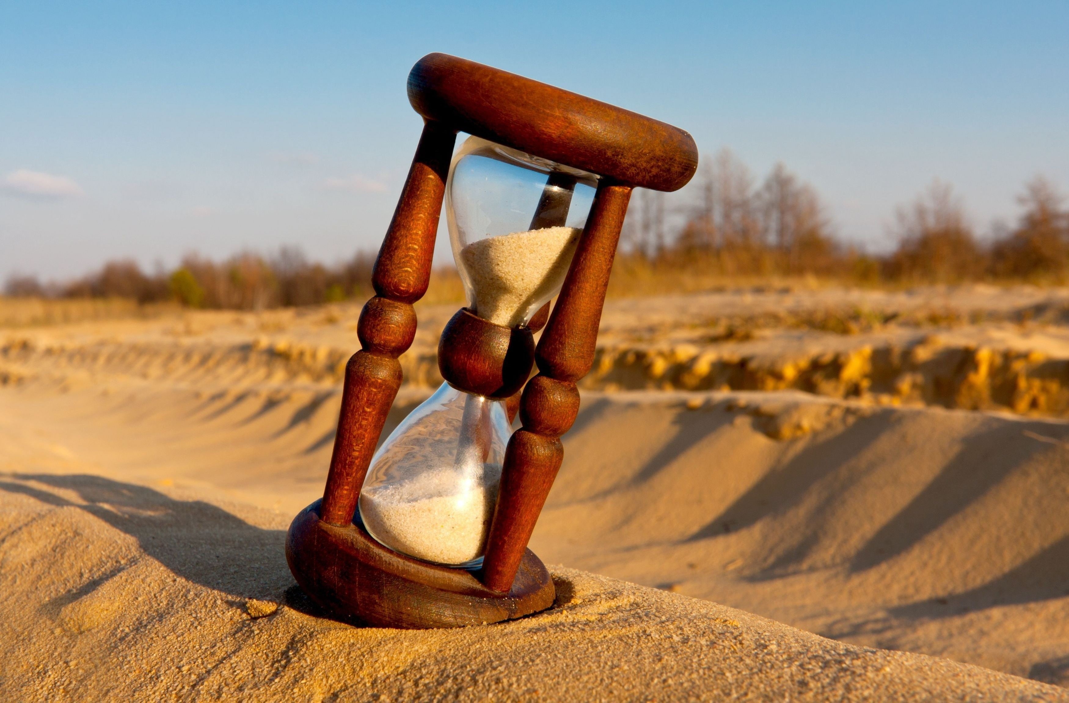 concepts, outdoors, rusty, hourglass, time, field, sky, brown, clock, countdown, old, timer, old-fashioned, shadow, day, strength, 2K, no People, metal, HD Wallpaper