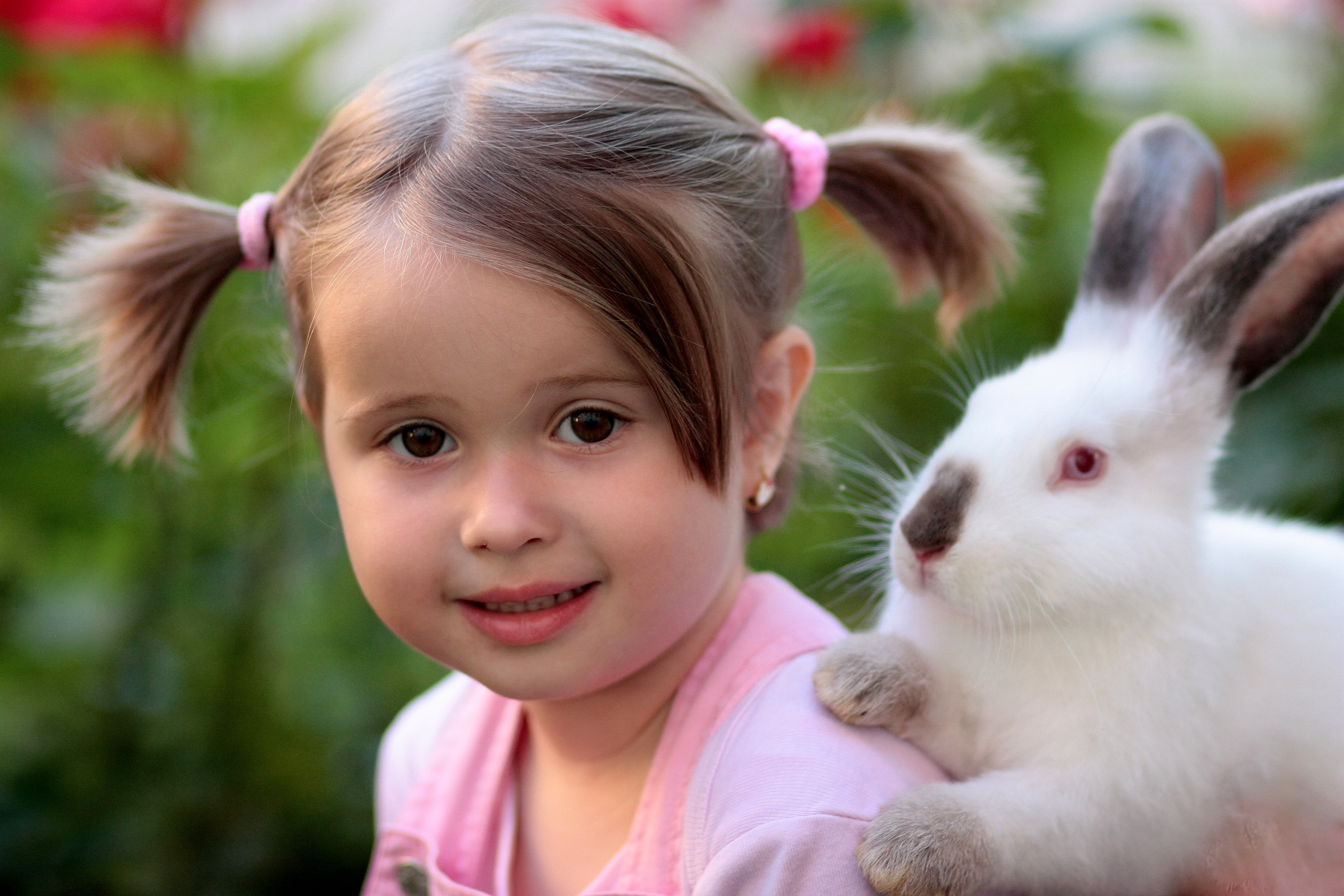 positive emotion, rabbit, looking at camera, happiness, females, 4K, wearing, friendship, hairstyle, springtime, animal, love, domestic, girl, outdoors, HD Wallpaper