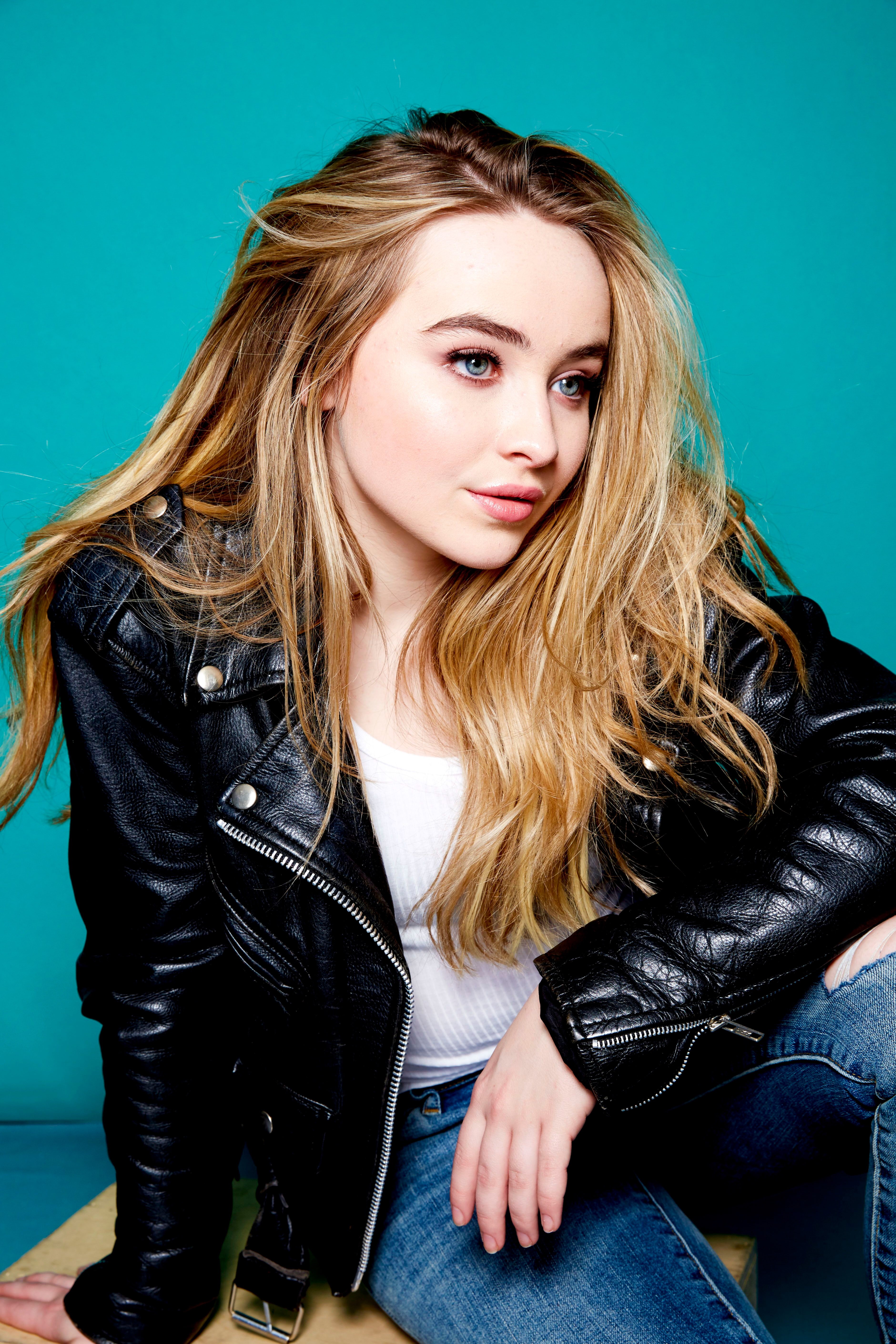 women, singer, leather jackets, 5K, Sabrina Carpenter, teen, blue eyes, black jackets, Phone HD Wallpaper