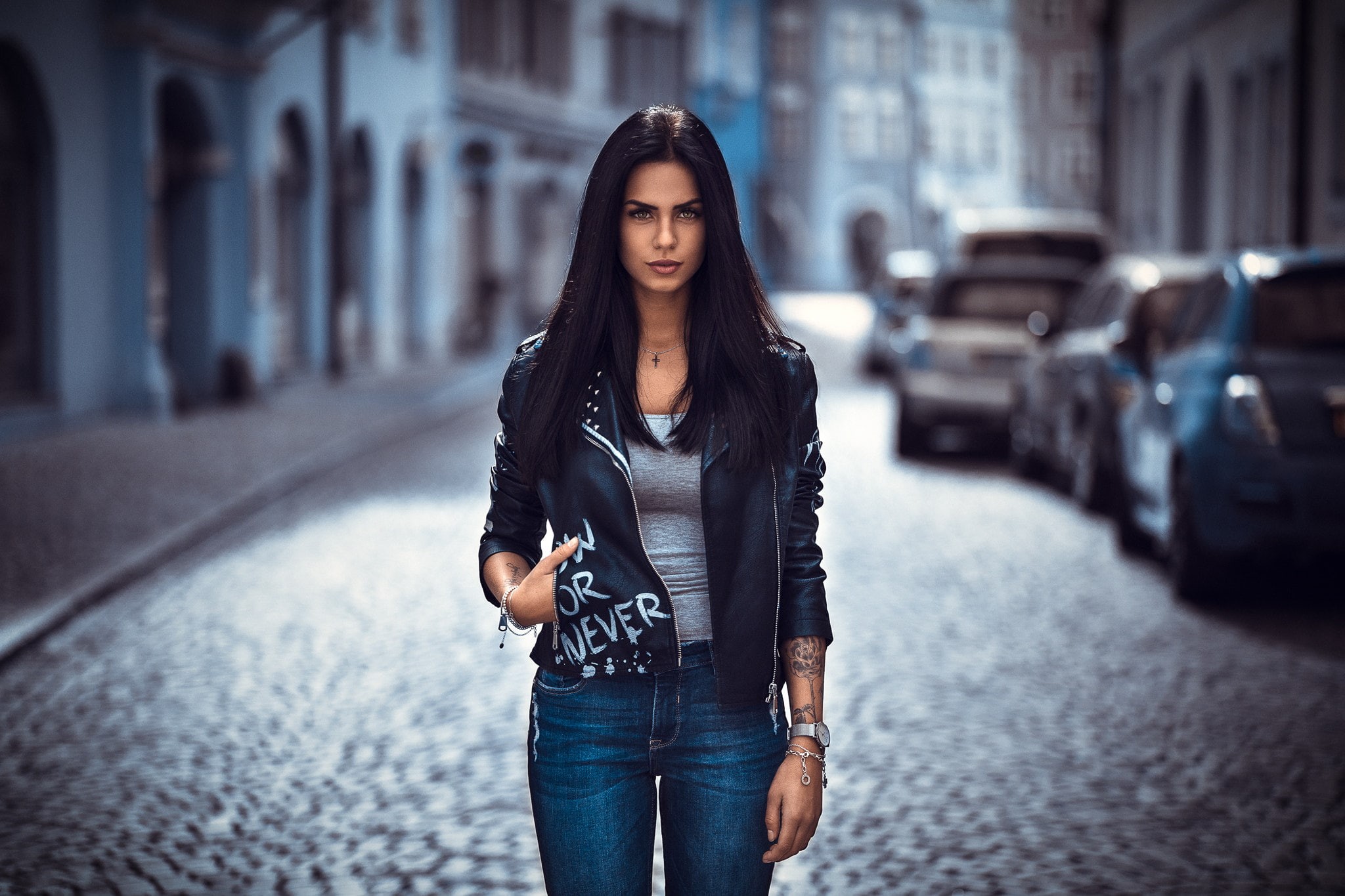 leather jackets, Marlen Valderrama Alvaréz, women, 1080P, depth of field, women outdoors, jeans, tanned, necklace, tattoo, HD Wallpaper