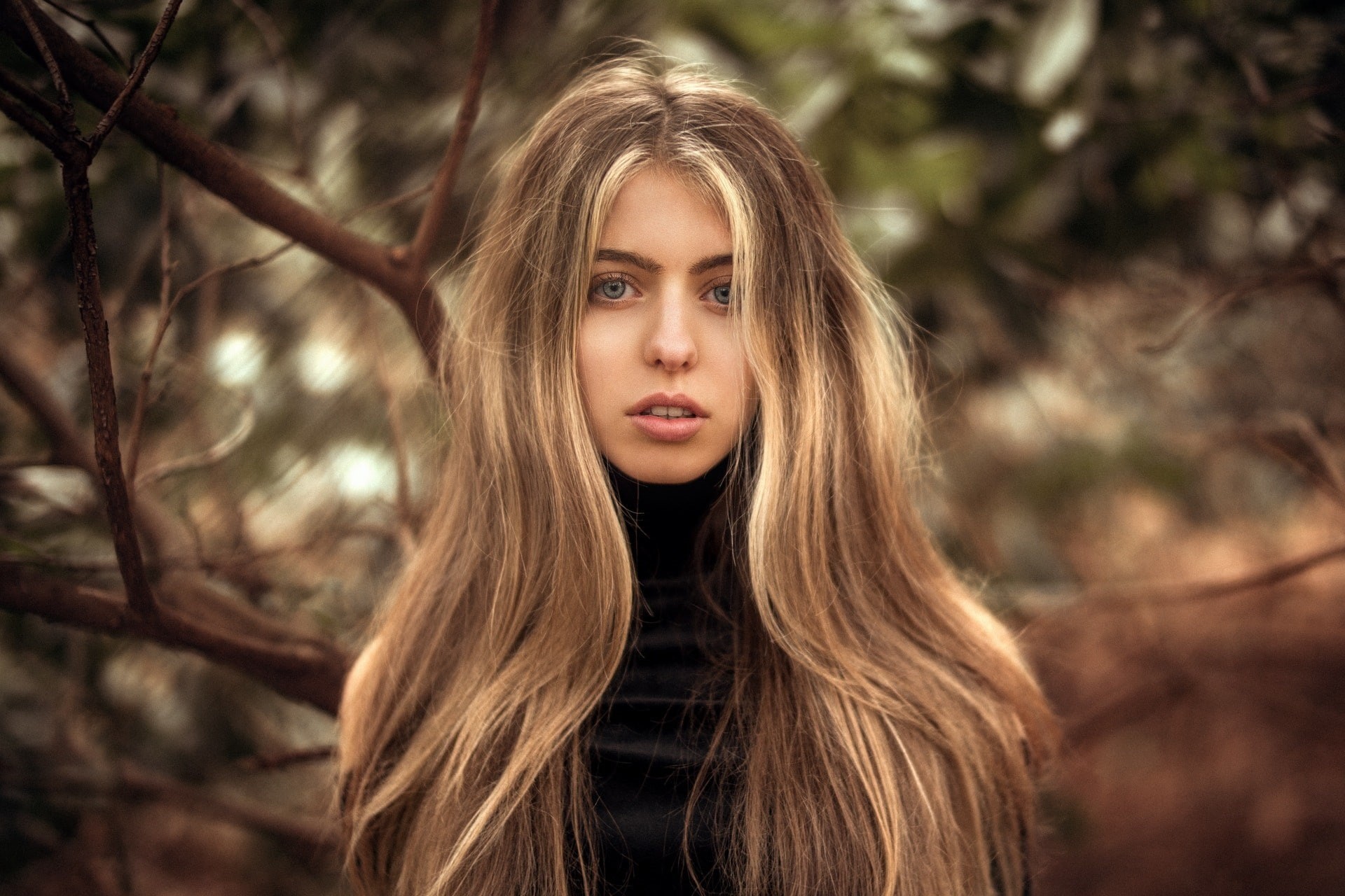 straight hair, day, blonde, 1080P, looking at camera, tree, young women, teenager, focus on foreground, front view, Martin Kühn, hairstyle, beautiful woman, HD Wallpaper