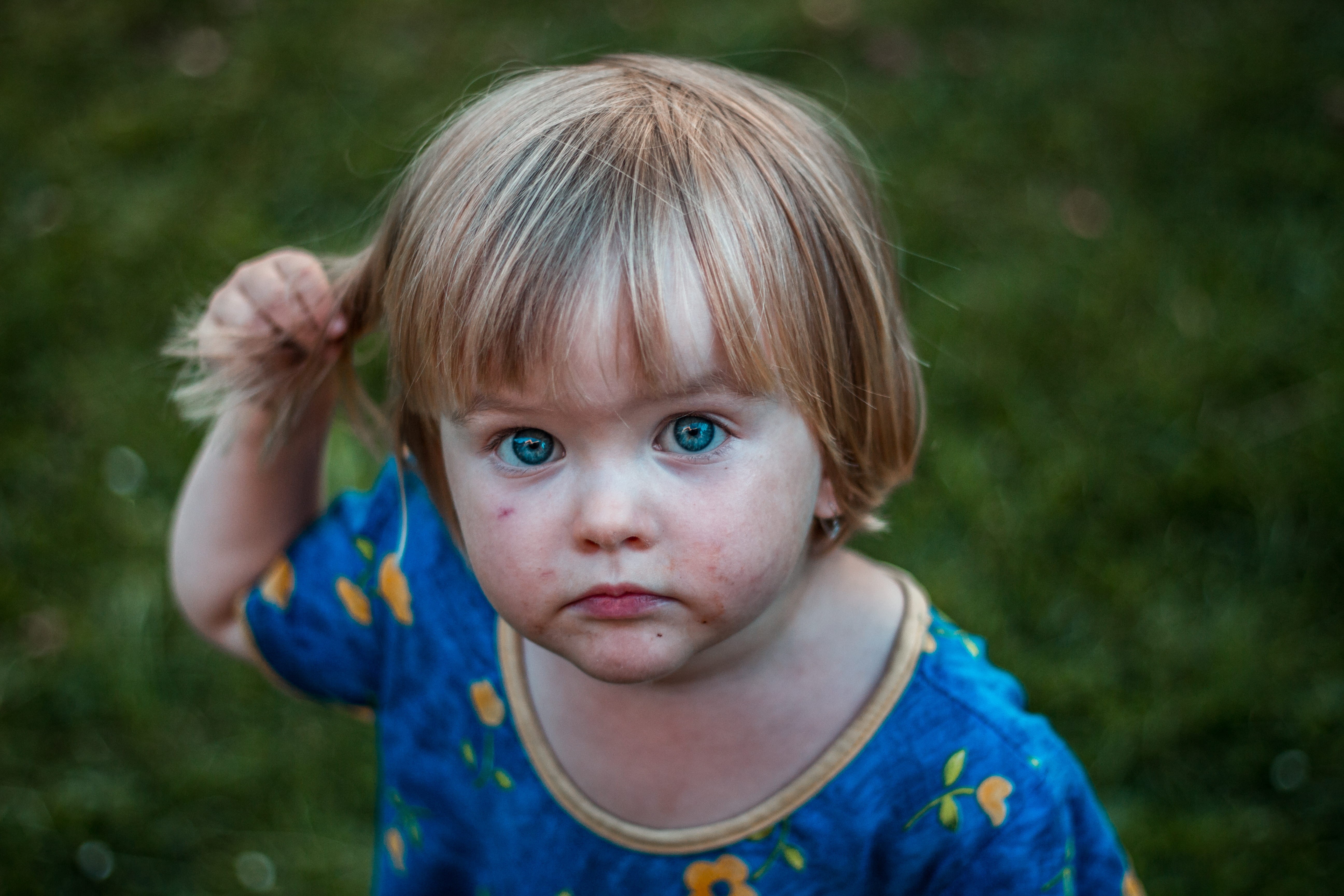 headshot, looking at camera, childhood, portrait, males, hair, summer, blond Hair, babies And Children, eye, holding, hairstyle, focus on foreground, small, HD Wallpaper