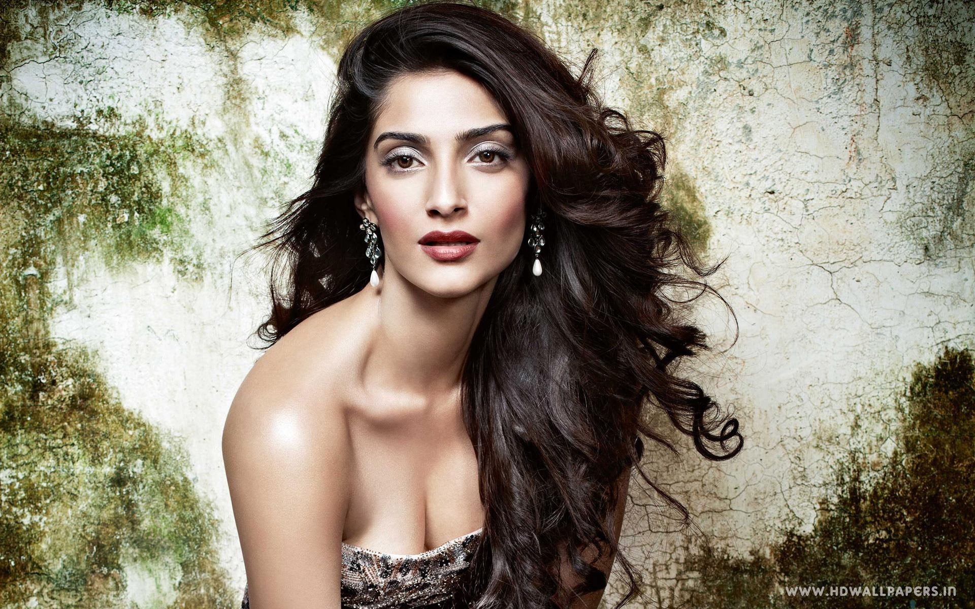 sonam, women, s, top, bollywood, kapoor, grey, black, strapless, 1080P, actress, HD Wallpaper