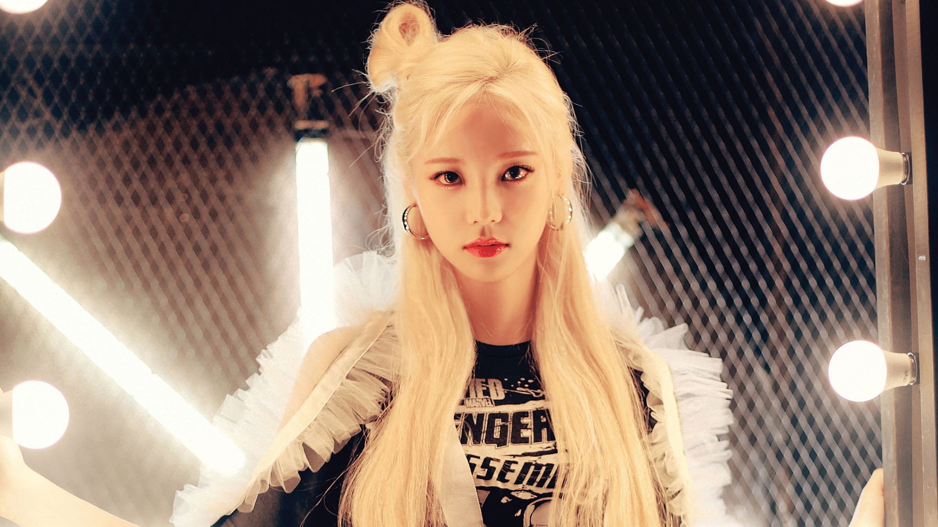 JinSoul, beautiful woman, illuminated, young adult, front view, Asian, lighting equipment, LOONA, lifestyles, K-pop, looking at camera, hair, women, blond hair, HD Wallpaper