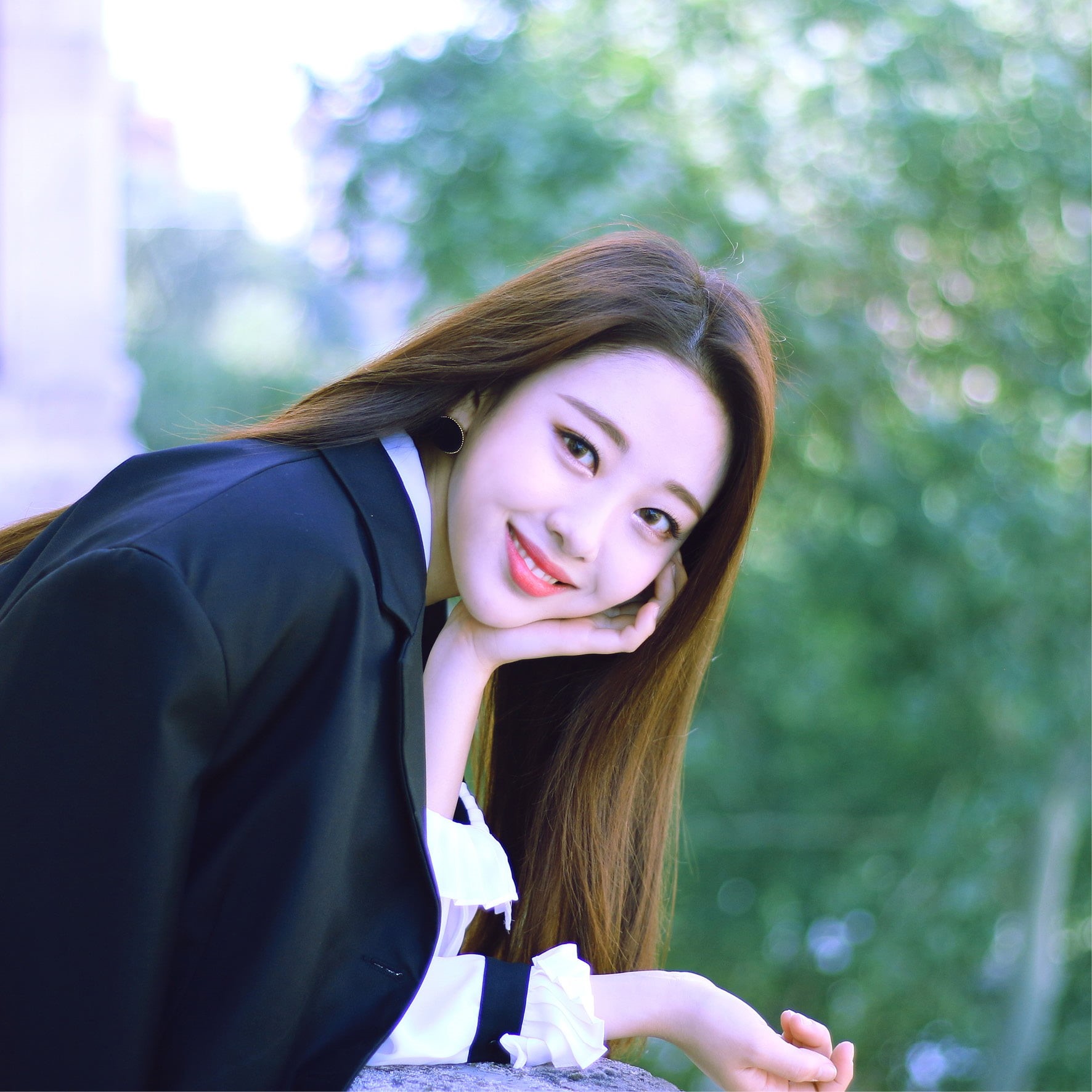 happiness, Yves, smiling, looking at camera, outdoors, K-pop, bangs, 720P, adult, emotion, women, day, one person, young women, long hair, beautiful woman, Phone HD Wallpaper