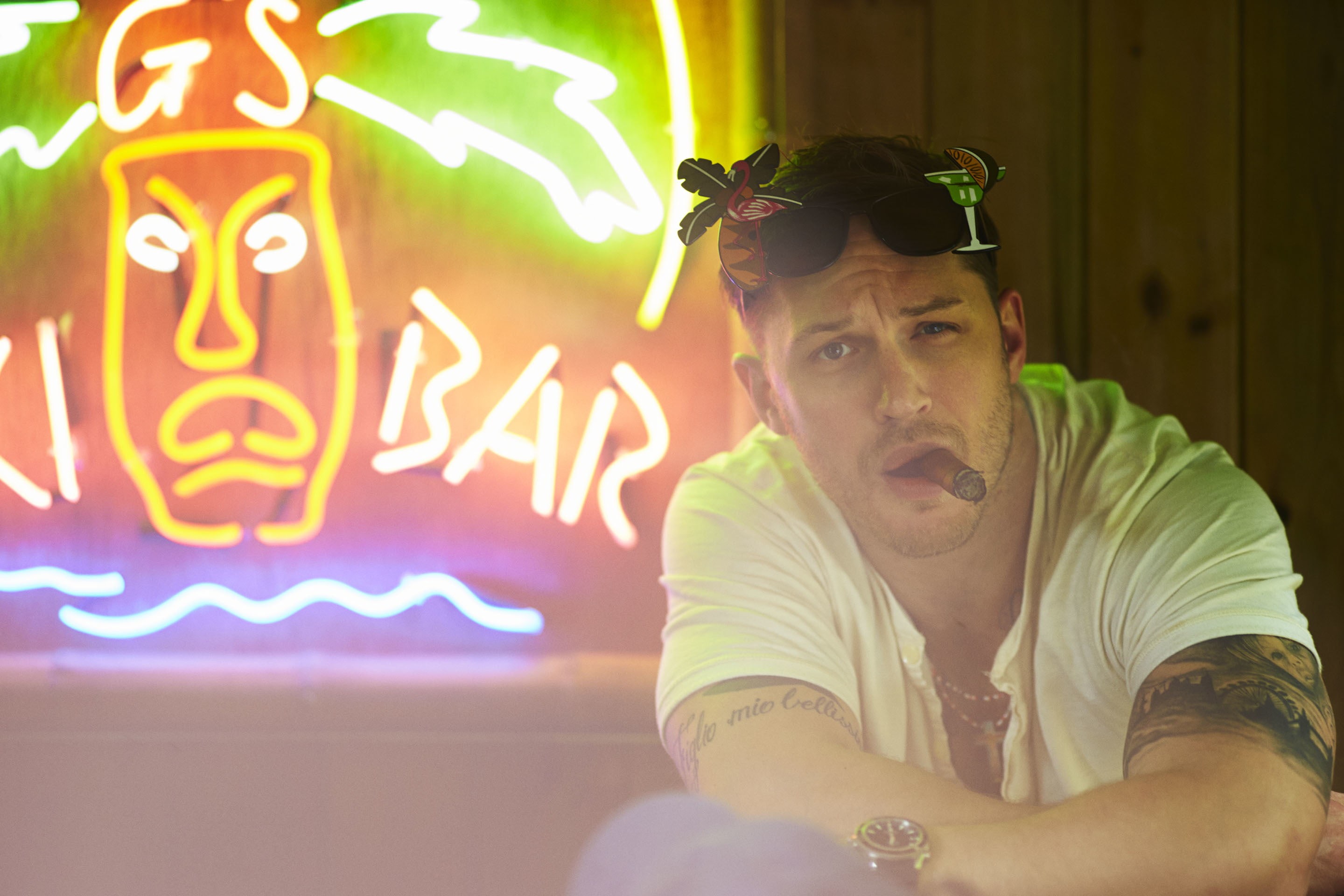 actor, real people, communication, casual clothing, mid adult men, Tom Hardy, sitting, sunglasses, young men, front view, glowing, Men, illuminated, indoors, HD Wallpaper
