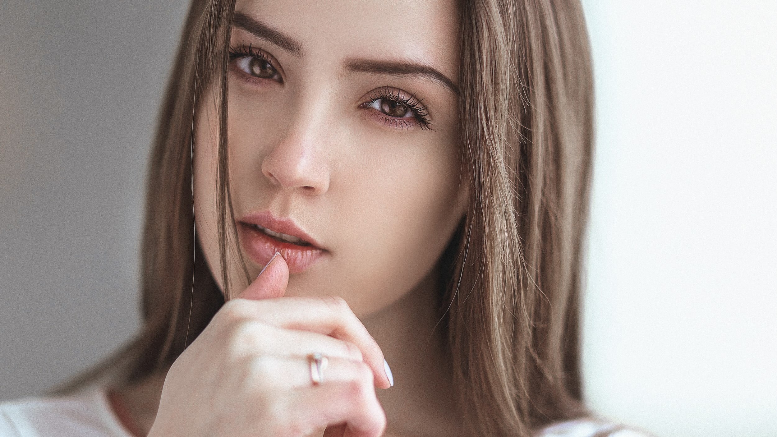 beautiful people, blond hair, open mouth, 1080P, simple background, human body part, human face, hairstyle, brown eyes, depth of field, face, beauty, looking at viewer, HD Wallpaper