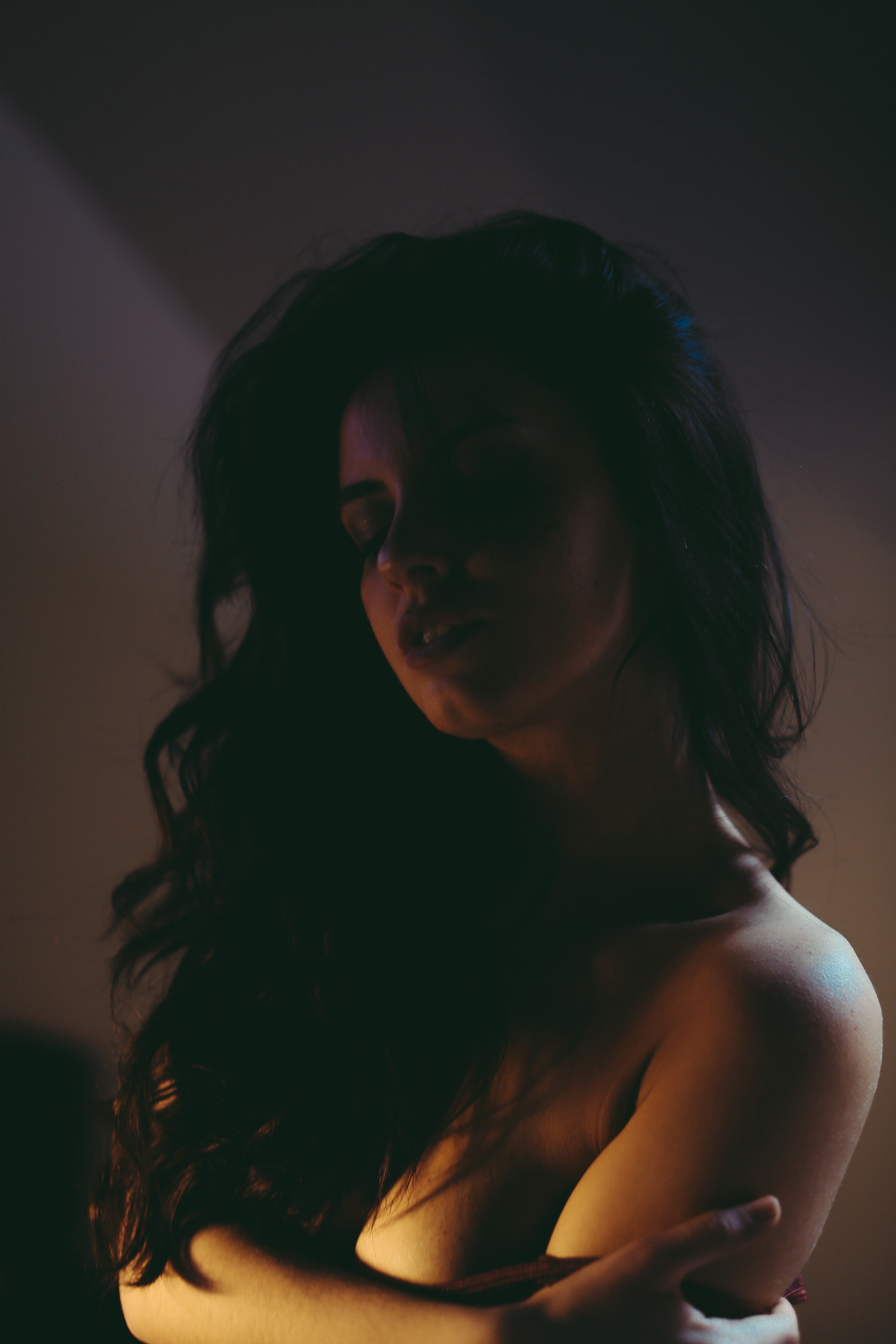 5K, indoors, waist up, shirtless, Aurela Skandaj, long hair, hairstyle, studio shot, one person, portrait, hair, beauty, contemplation, brunette, model, Phone HD Wallpaper