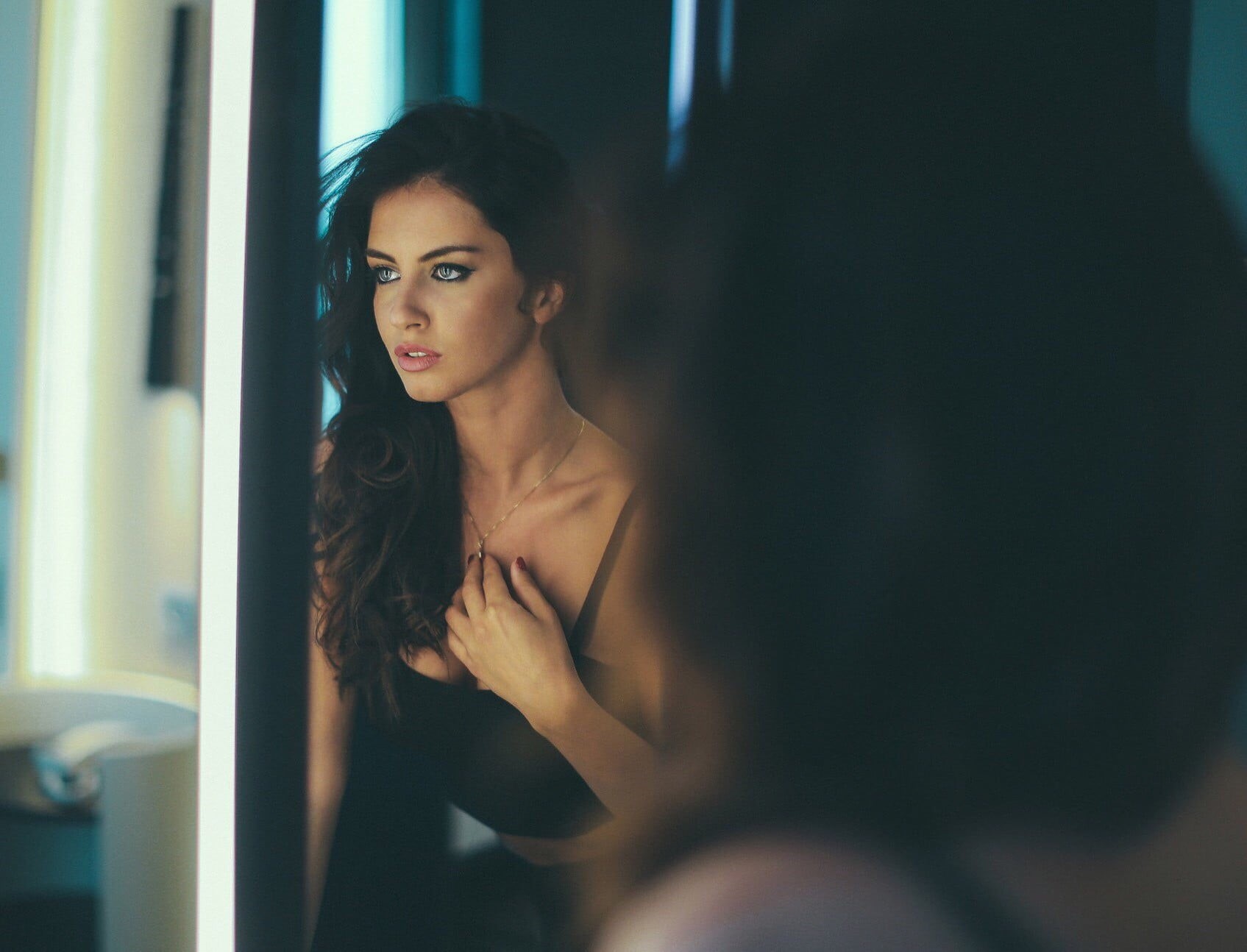 reflection, train, young women, hairstyle, adult, one person, portrait, mirror, real people, 720P, beautiful woman, looking, women, selective focus, window, HD Wallpaper