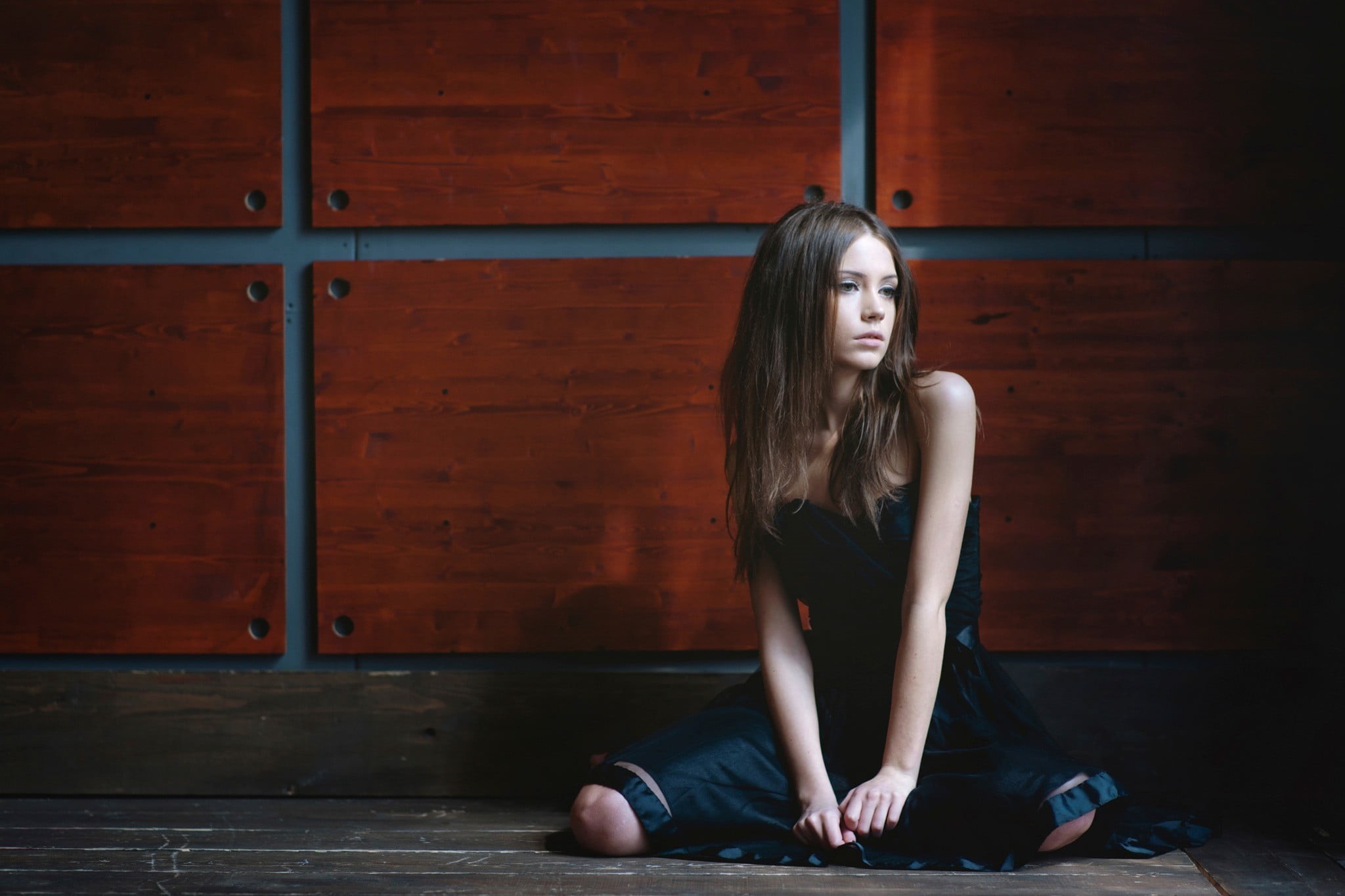 portrait, wall, adult, hairstyle, lifestyles, wood - material, one person, 1080P, real people, dress, young women, full length, contemplation, fashion, HD Wallpaper