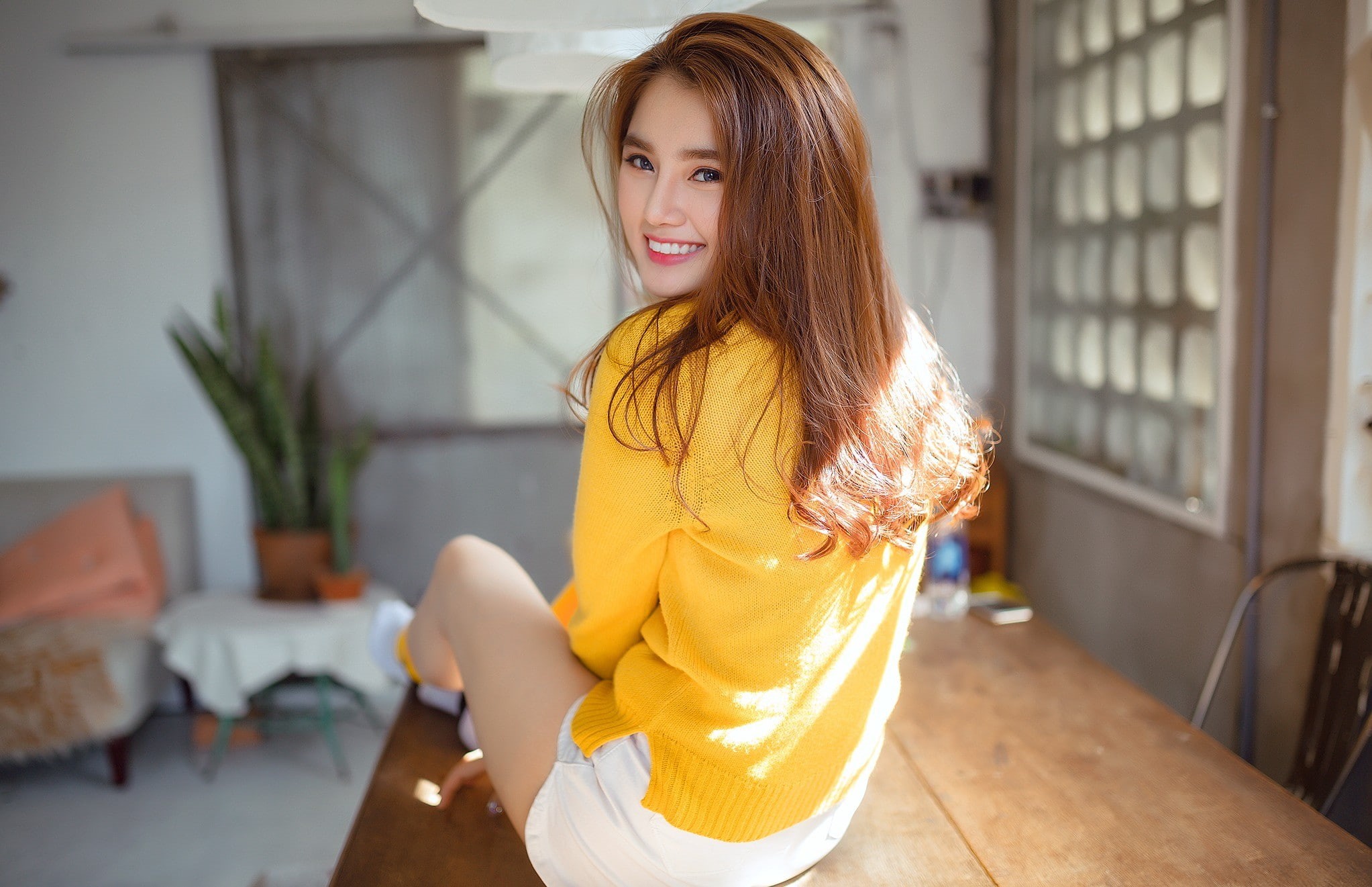 1080P, focus on foreground, sitting, beautiful woman, long hair, beauty, one person, leisure activity, looking at camera, three quarter length, portrait, HD Wallpaper