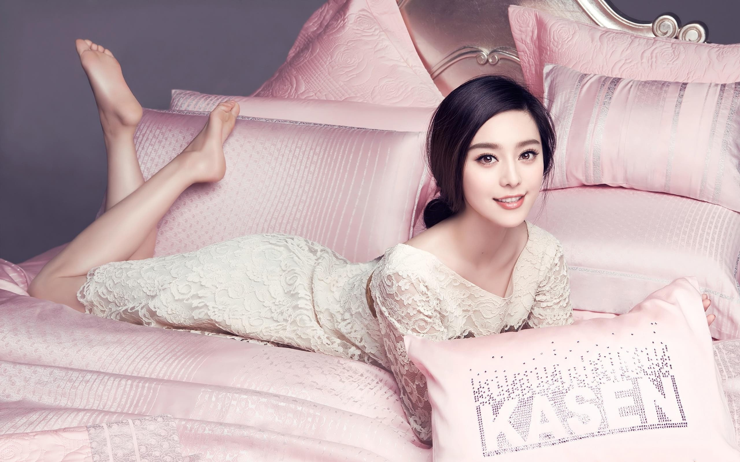 feet in the air, 2K, Asian, Fan Bingbing, feet, black hair, women, HD Wallpaper