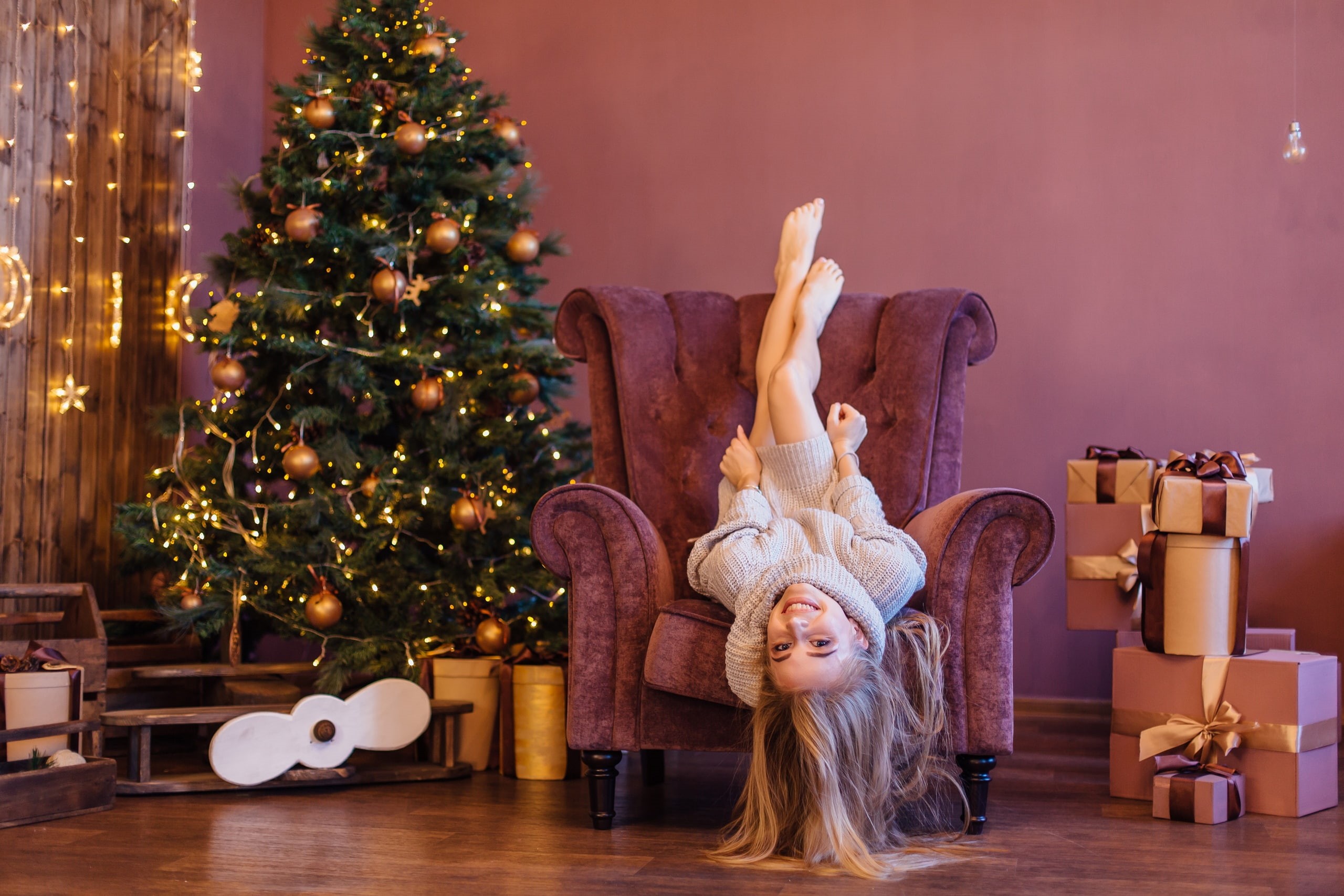 women, 2K, presents, lights, gift, blonde, barefoot, Christmas, bokeh, Christmas ornaments, indoors, smiling, feet in the air, couch, christmas lights, HD Wallpaper