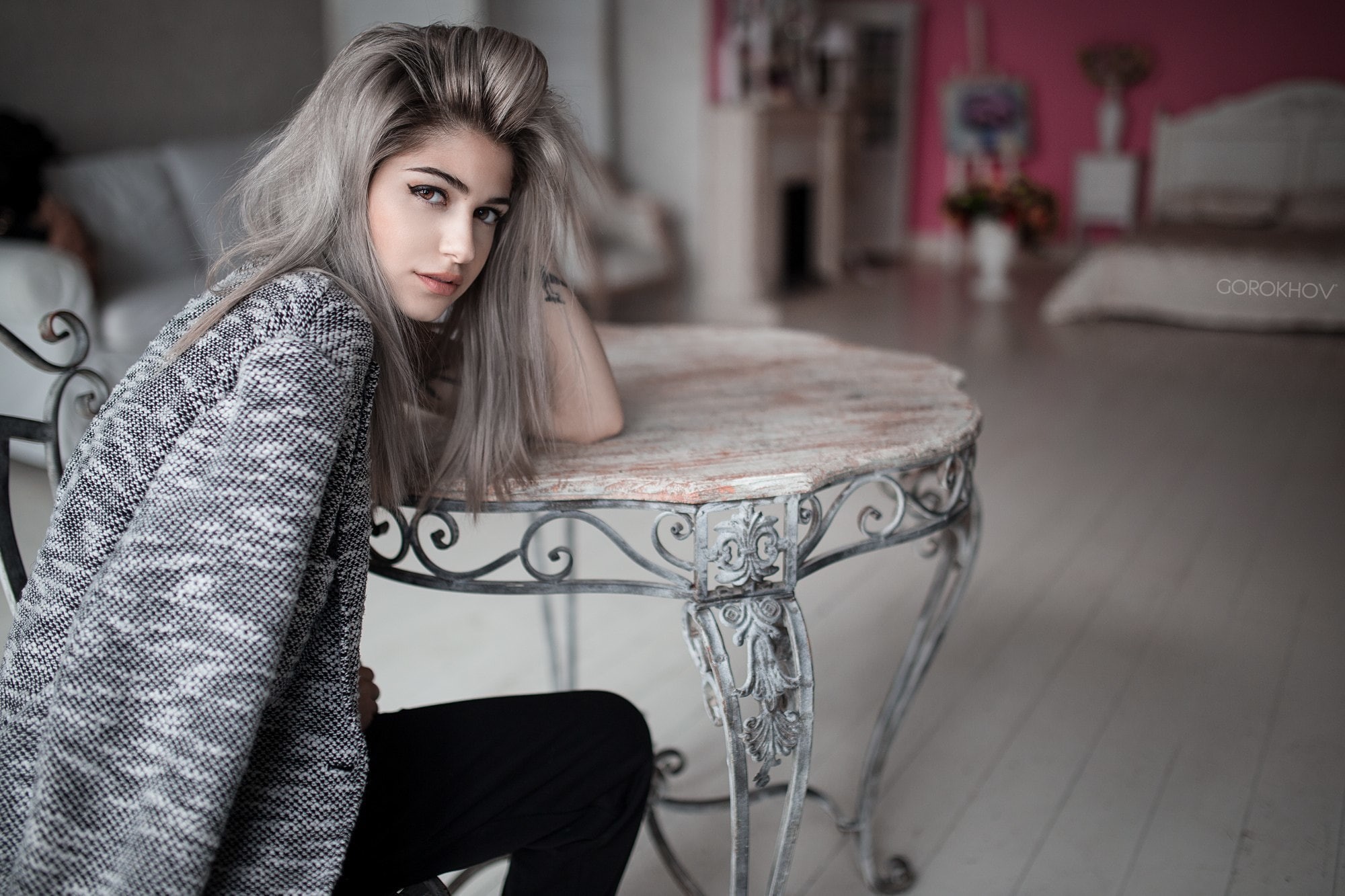lifestyles, look, table, one person, hairstyle, portrait, gray, woman, looking at camera, three quarter length, hair, indoors, women, girl, beautiful woman, HD Wallpaper