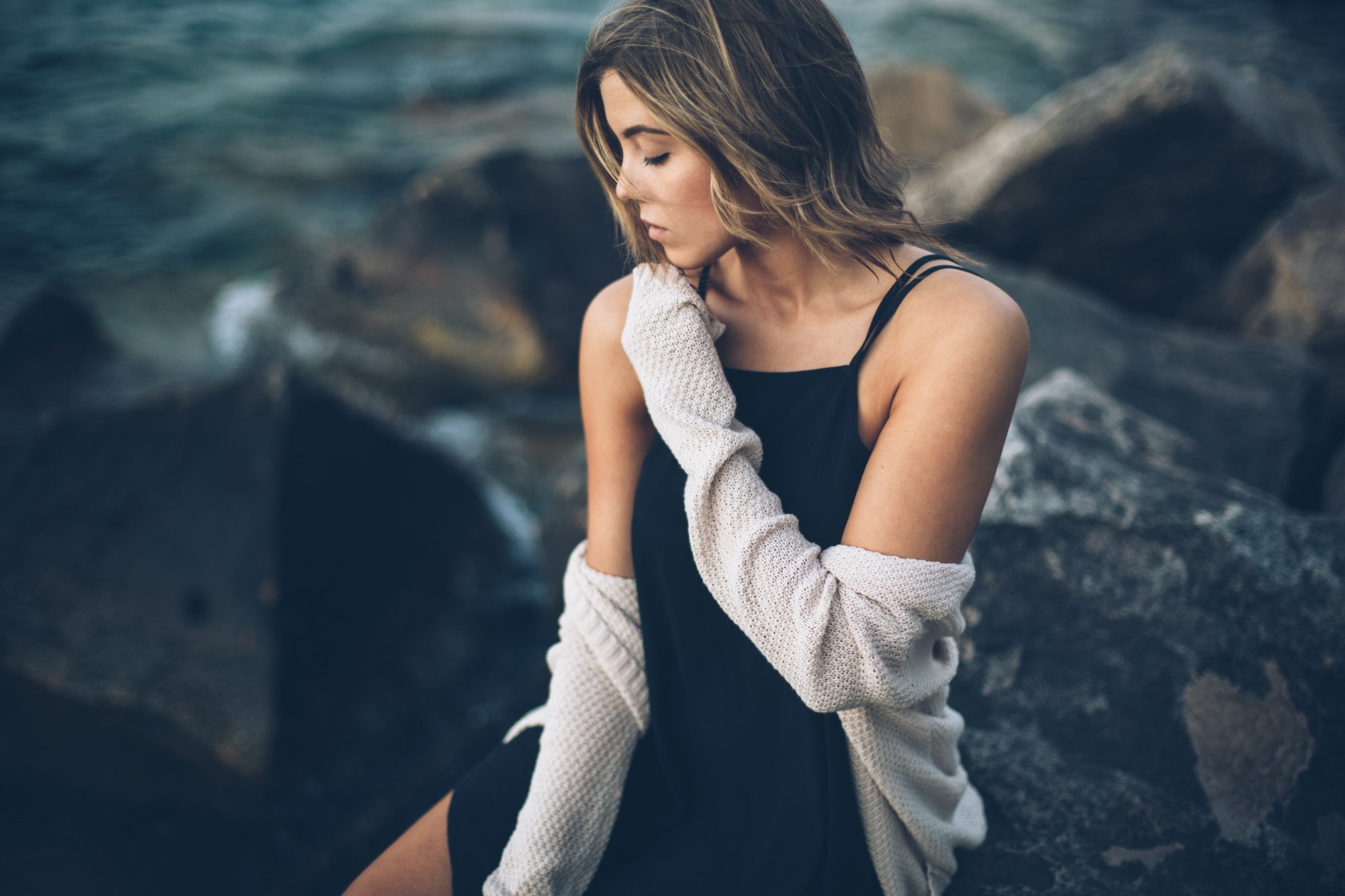 blonde, cardigan, 1080P, women, closed eyes, black dress, sitting, HD Wallpaper