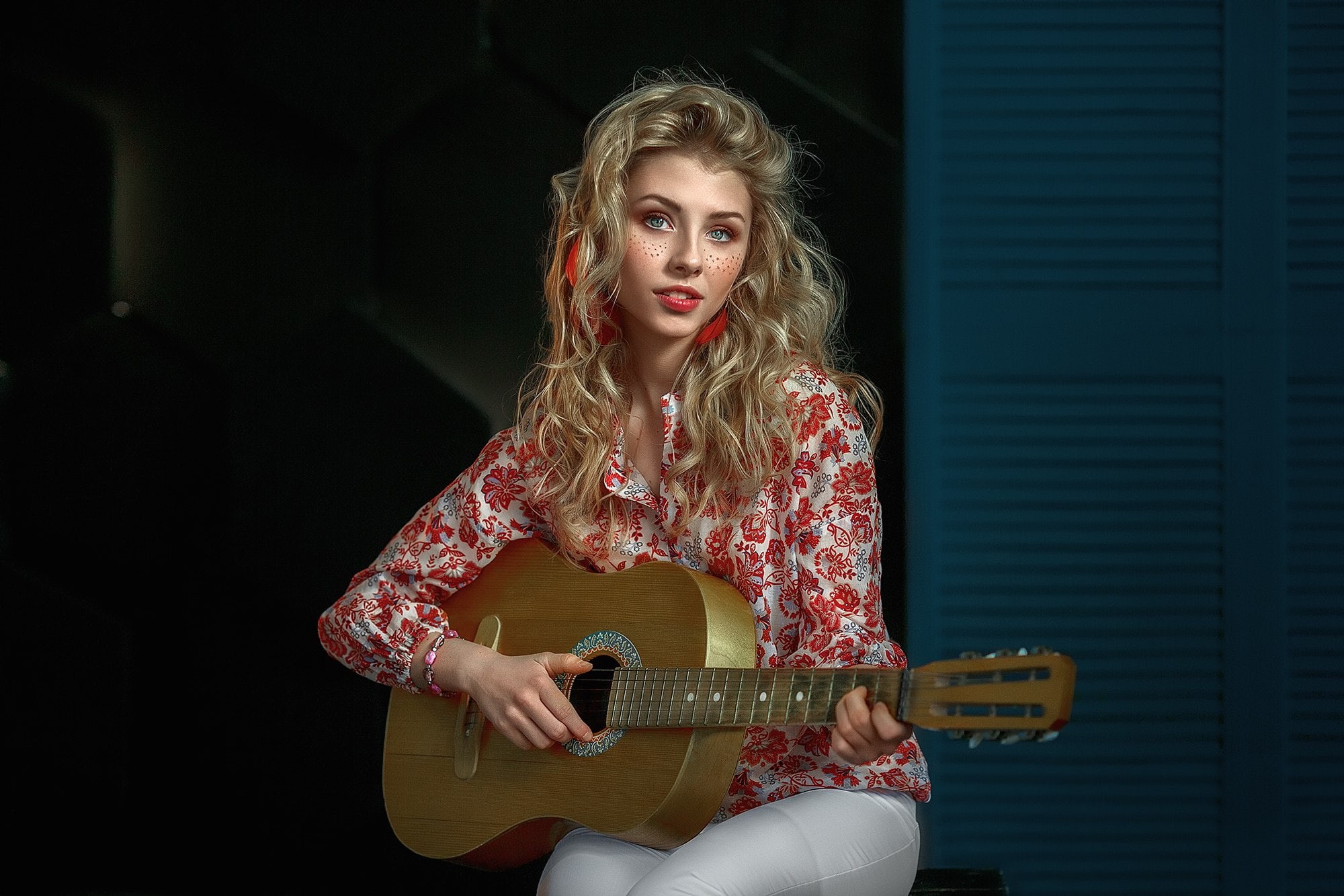 one person, depth of field, playing, young adult, women, young women, adult, blond hair, acoustic guitar, leisure activity, women indoors, string instrument, HD Wallpaper