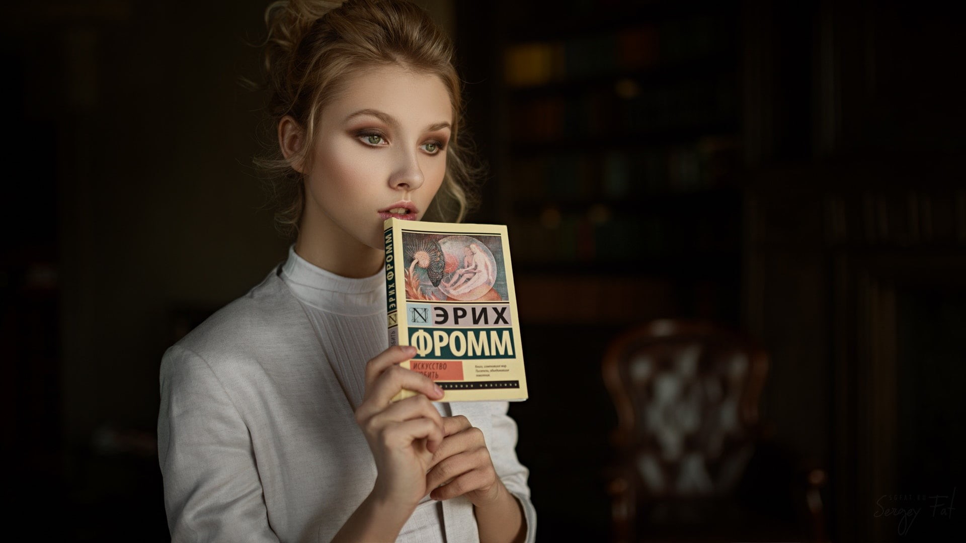 teenager, Alice Tarasenko, looking at camera, white, lifestyles, child, neck, looking, front view, Erich Fromm, focus on foreground, casual clothing, photo, HD Wallpaper