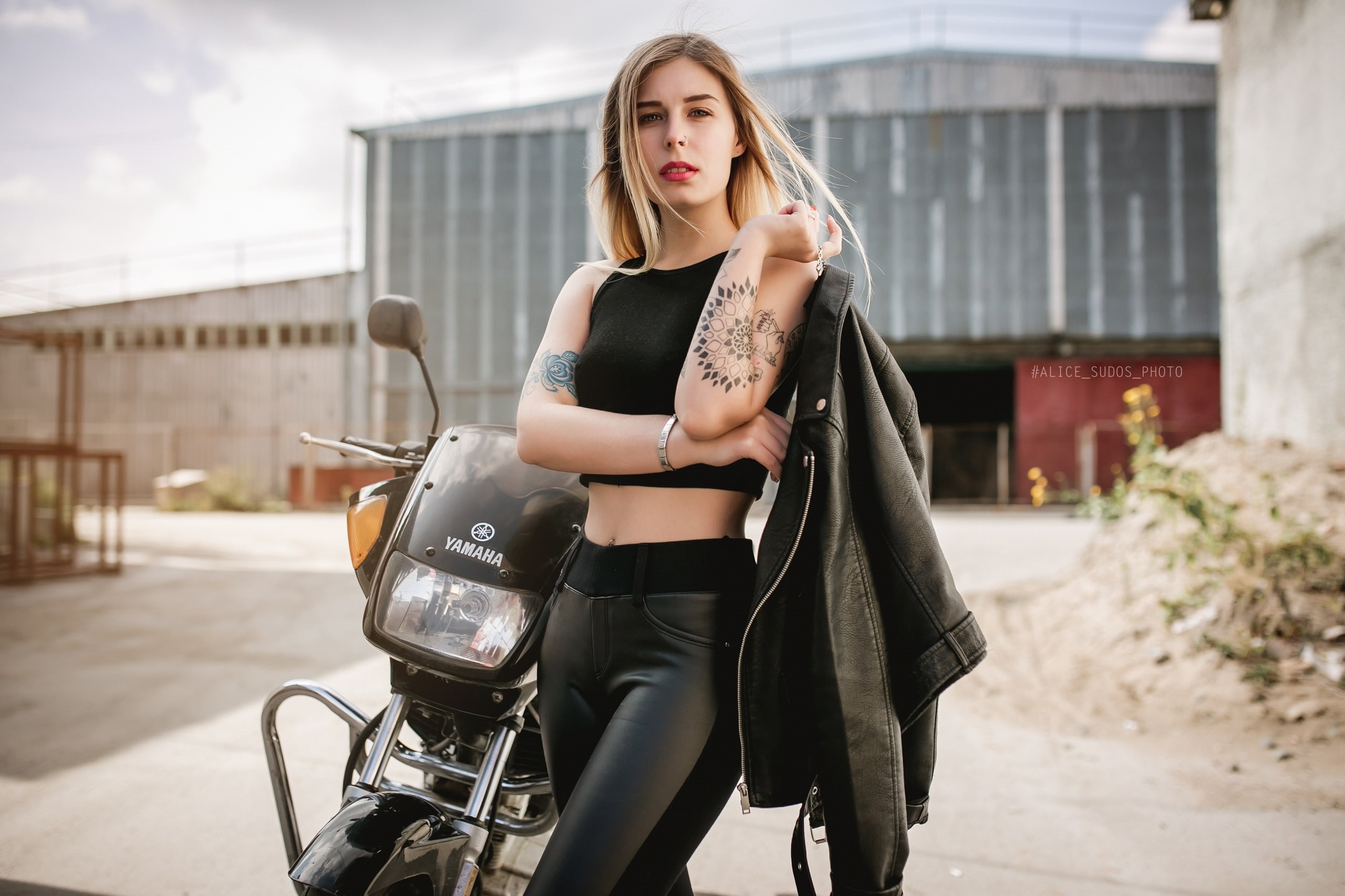 black tops, 2K, blonde, belly, leather jackets, black pants, tattoo, black clothing, nose ring, women with motorcycles, women, leather pants, portrait, HD Wallpaper